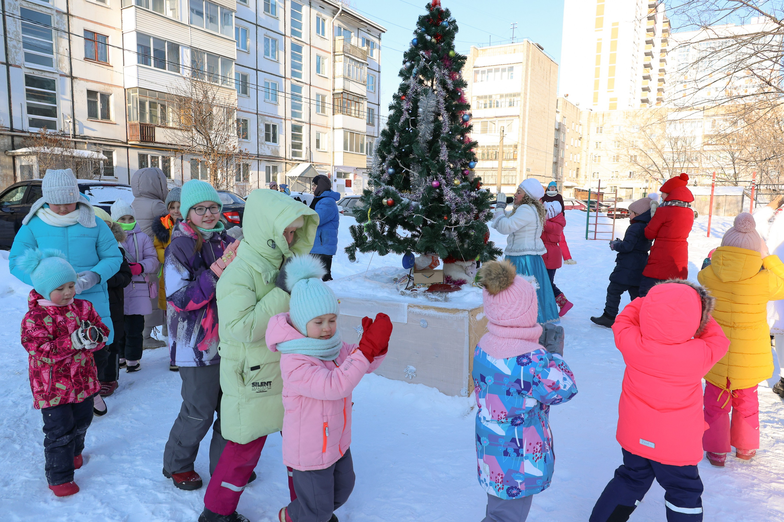 Новогодний праздник на улице