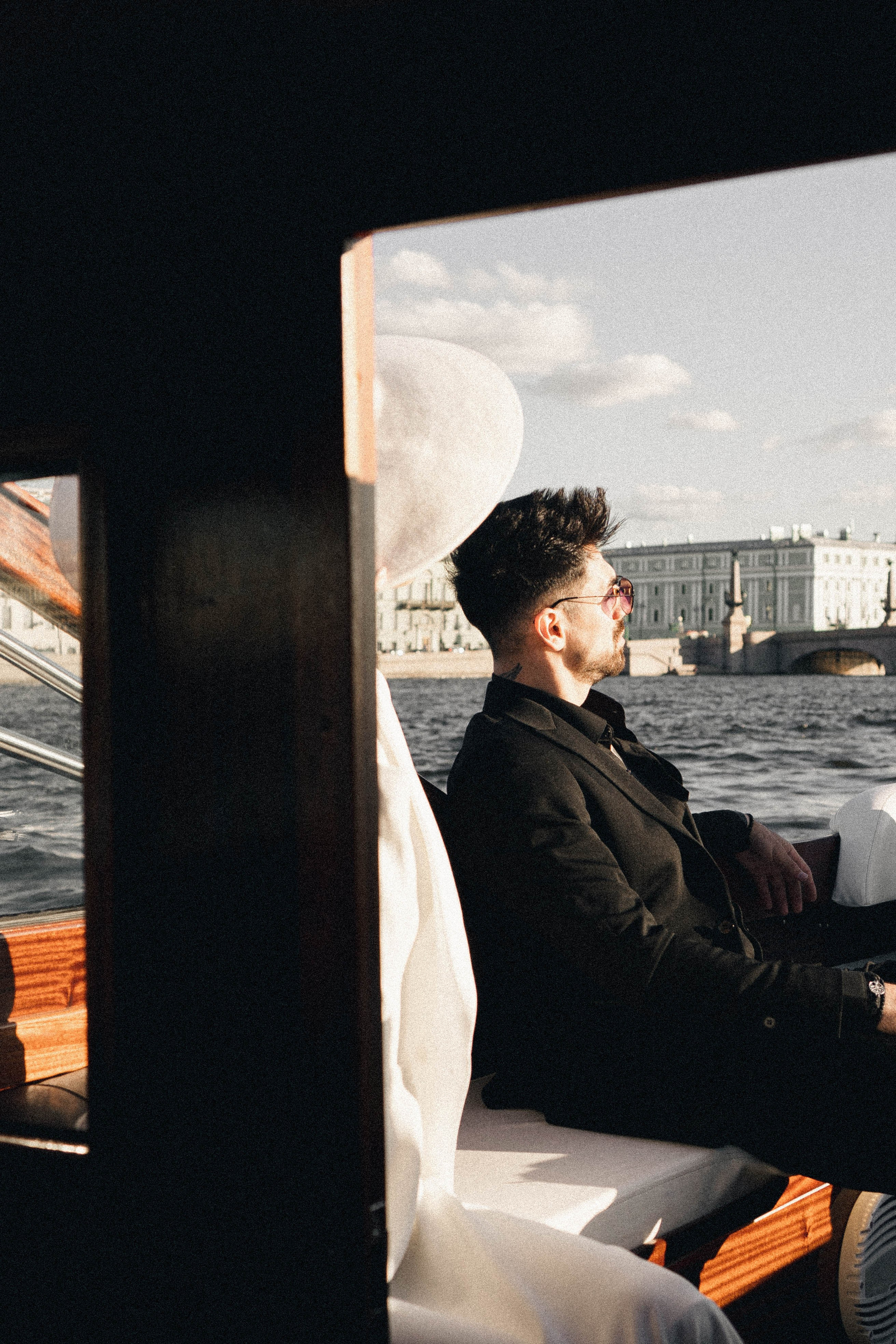 СВАДЕНБНАЯ СЬЕМКА НА КАТЕРЕ ПО КАНАЛАМ САНКТ-ПЕТЕРБУРГА И В АКВАТОРИИ НЕВЫ. Профессиональный фотограф, Санкт-Петербург — Виктория Богомолова