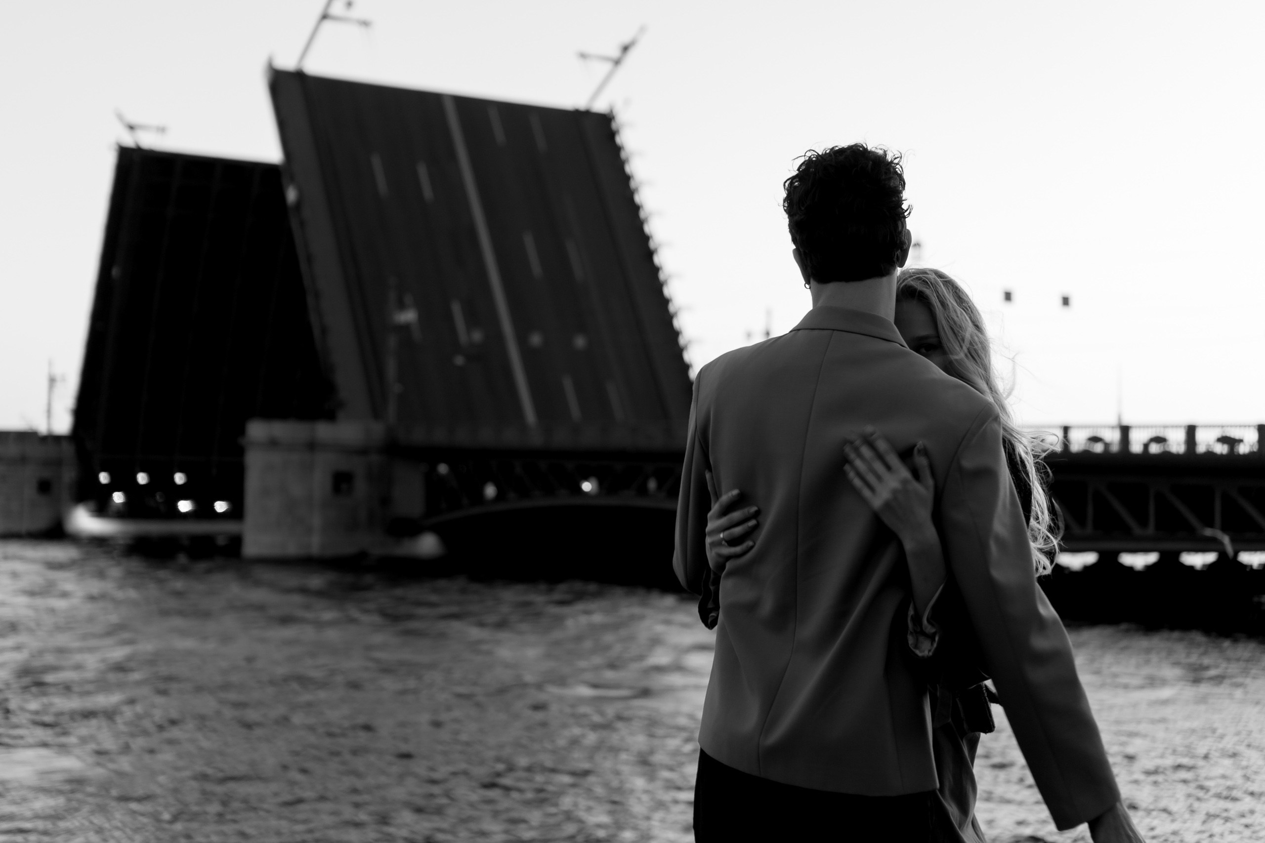 СВАДЕБНАЯ СЬЕМКА ПАРЫ НА РАССВЕТЕ В БЕЛЫЕ НОЧИ И ПРОГУЛКА С РАЗВОДНЫМИ МОСТАМИ И ПИКНИК ВОЗЛЕ ИСАКИЕВСКОГО СОБОРА. Профессиональный фотограф, Санкт-Петербург — Виктория Богомолова