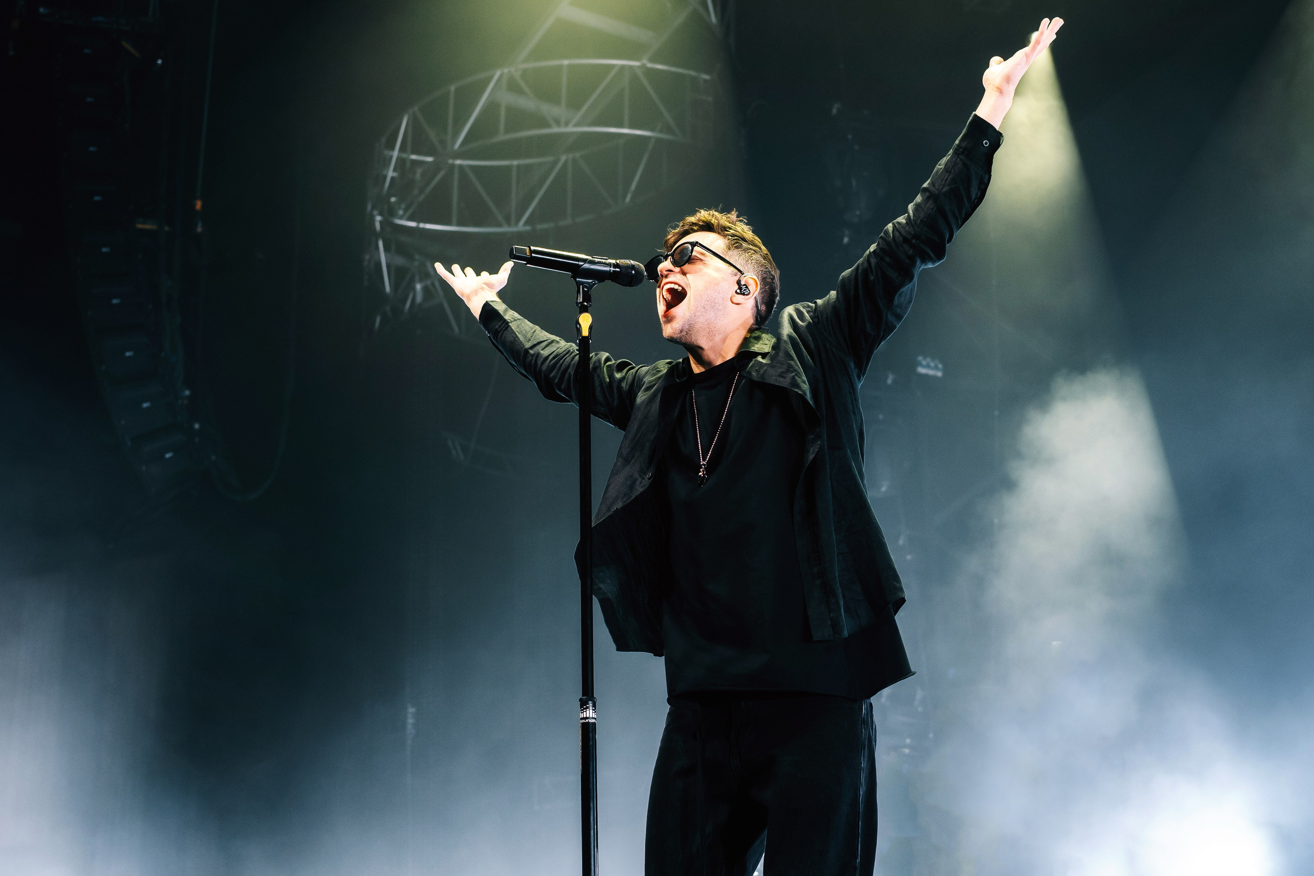 Фотография ЛСП на концерте в Воронеже.