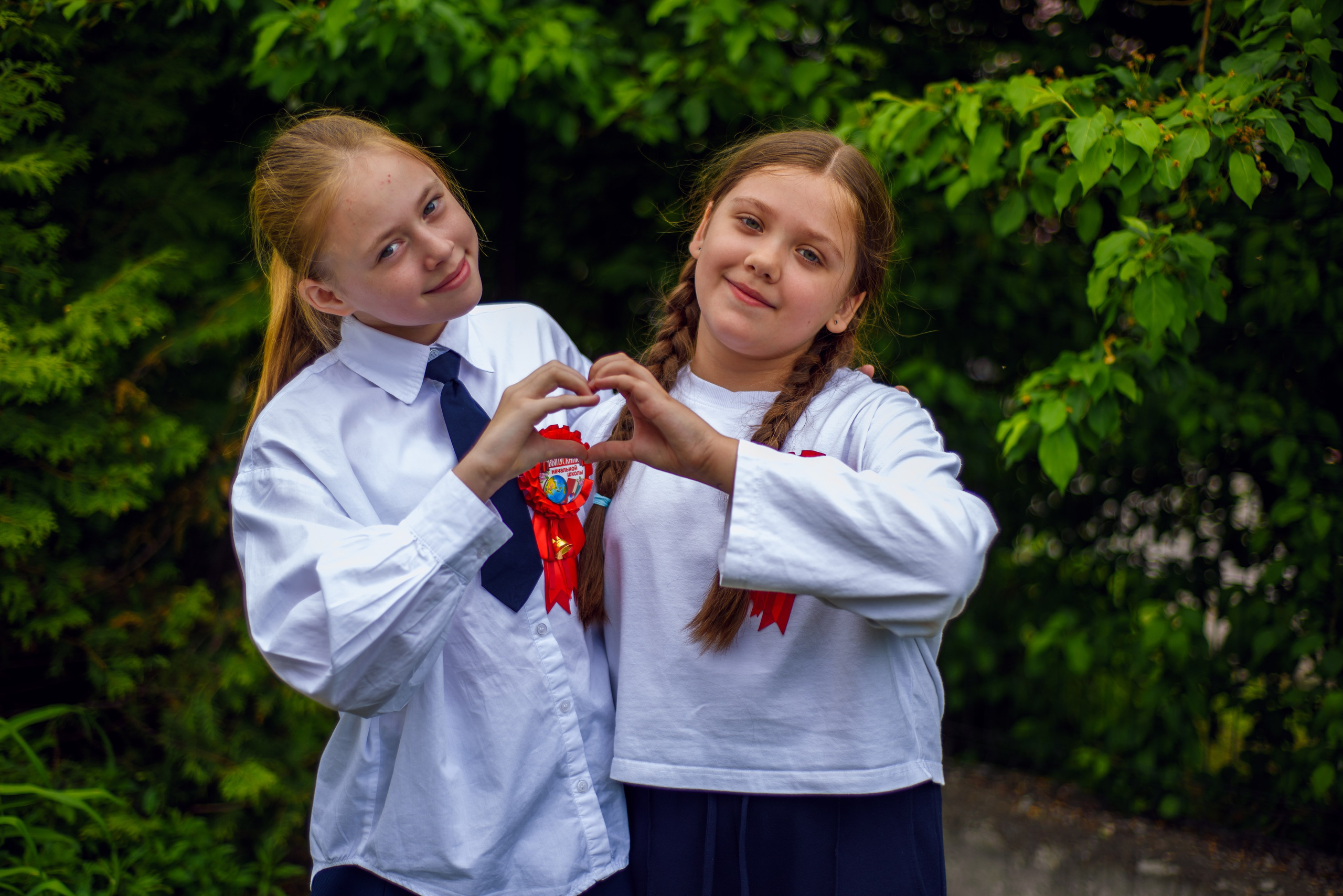 Фотосъемка в школьном саду. Фотограф. Выпускные альбомы в Барнауле