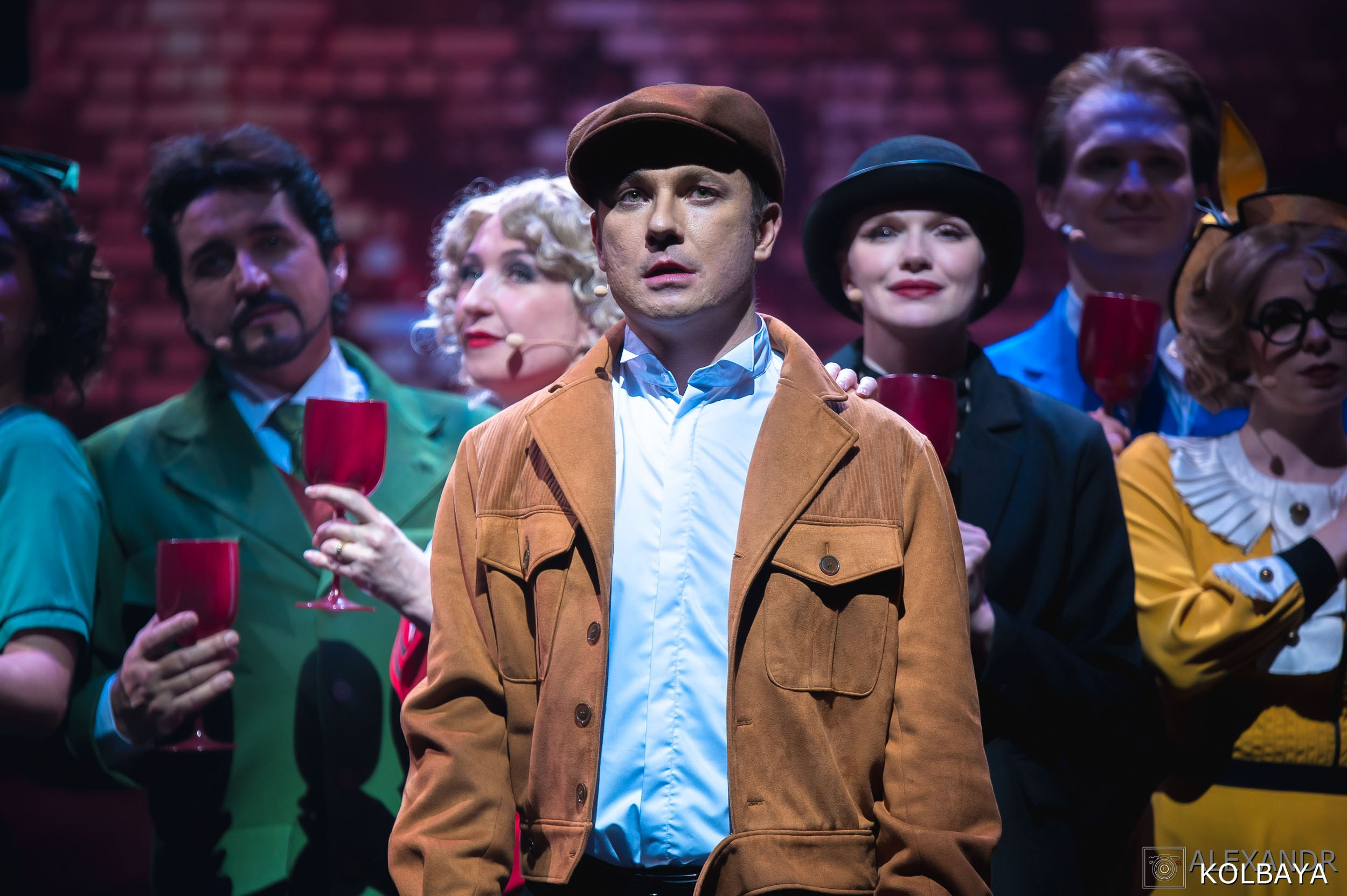 Фотографии со спектакля «Привет, я тетя Чарли». Концертный и театральный репортажный фотограф в Москве Александр Колбая