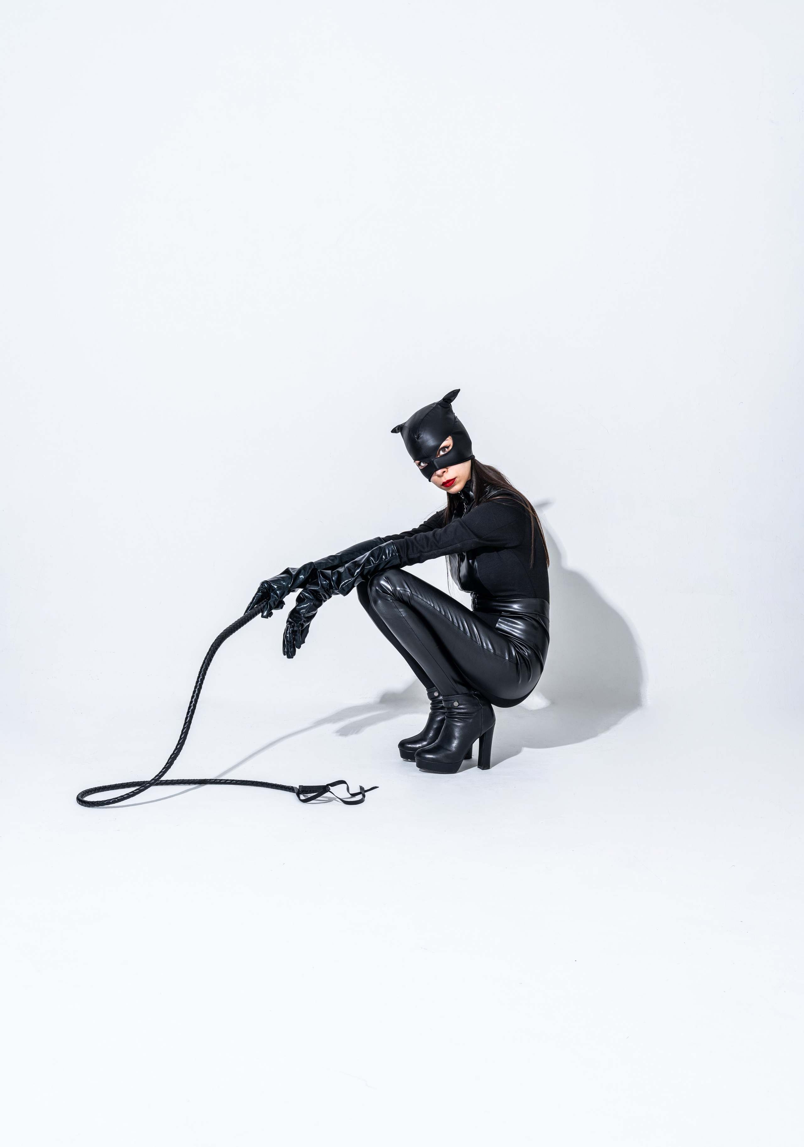 Женщина кошка. Модель Камилла white background. Свадебный и индивидуальный фотограф Аля Мамакова