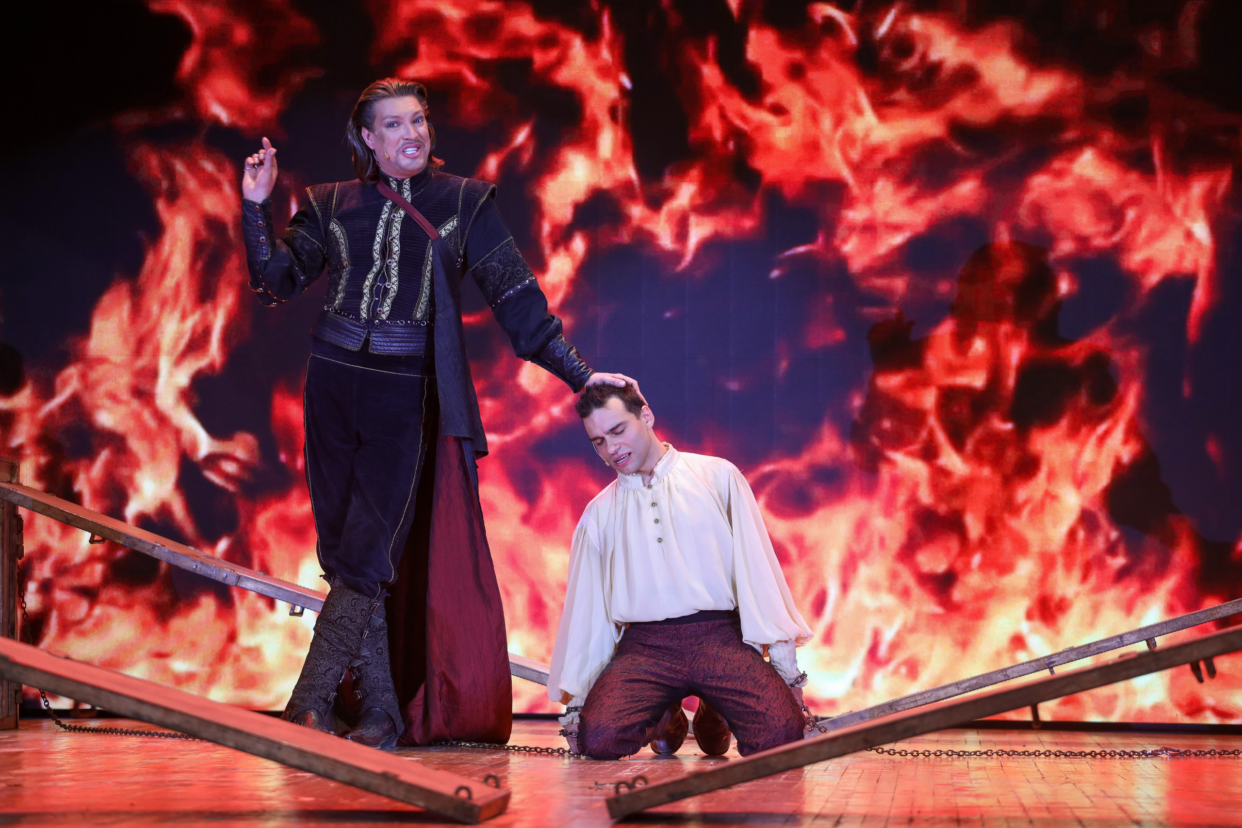 Актёр кино, артист мюзиклов, ведущий мероприятий, ведущий свадеб, дед Мороз — всё это Святослав Ставцев