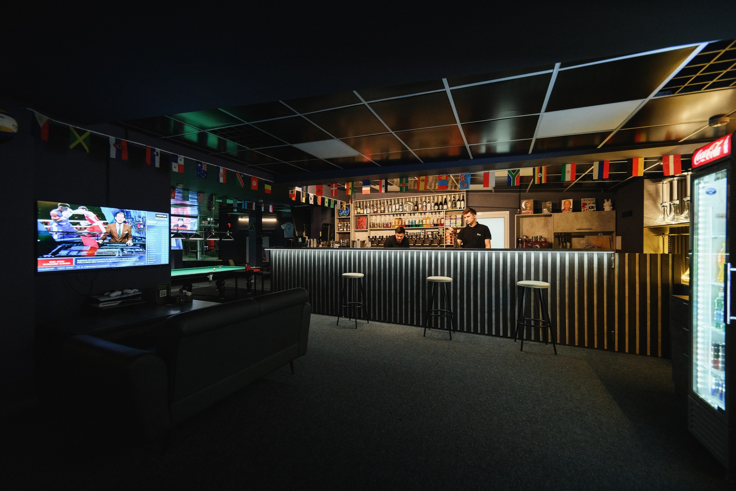 Фотосъемка интерьера спорт-бара в Петропавловске-Камчатском, Профессиональная съемка дизайна бара в Петропавловске-Камчатском, Детальные фото зоны с экранами и барной стойки в Петропавловске-Камчатском, Стильный интерьер спортивного паба в Петропавловске-Камчатском, Стоимость фотосъемки интерьера ресторана в Петропавловске-Камчатском.