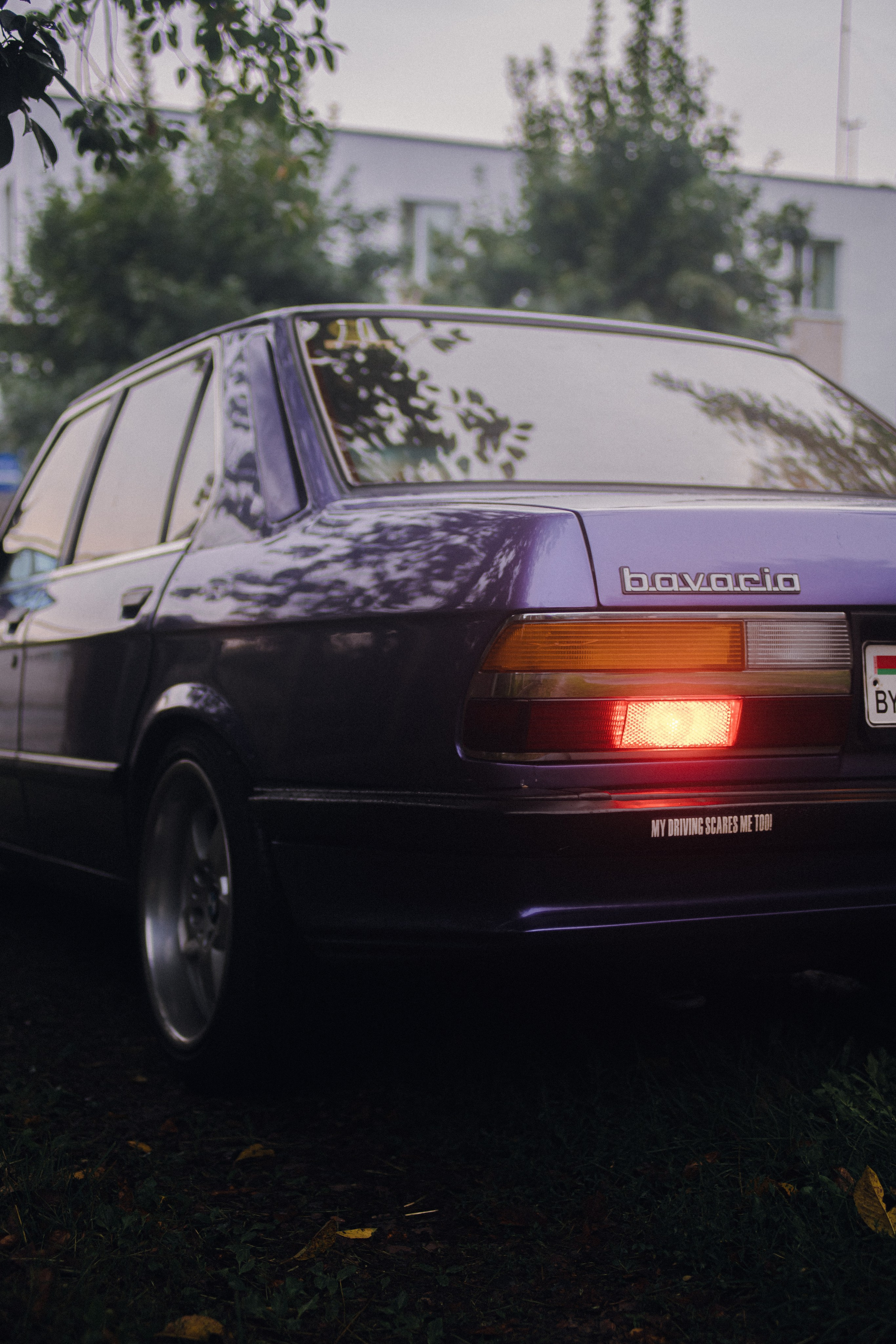 Старая BMW фотографируется за городом. Жуков Илья  свадебный фотограф в Москве