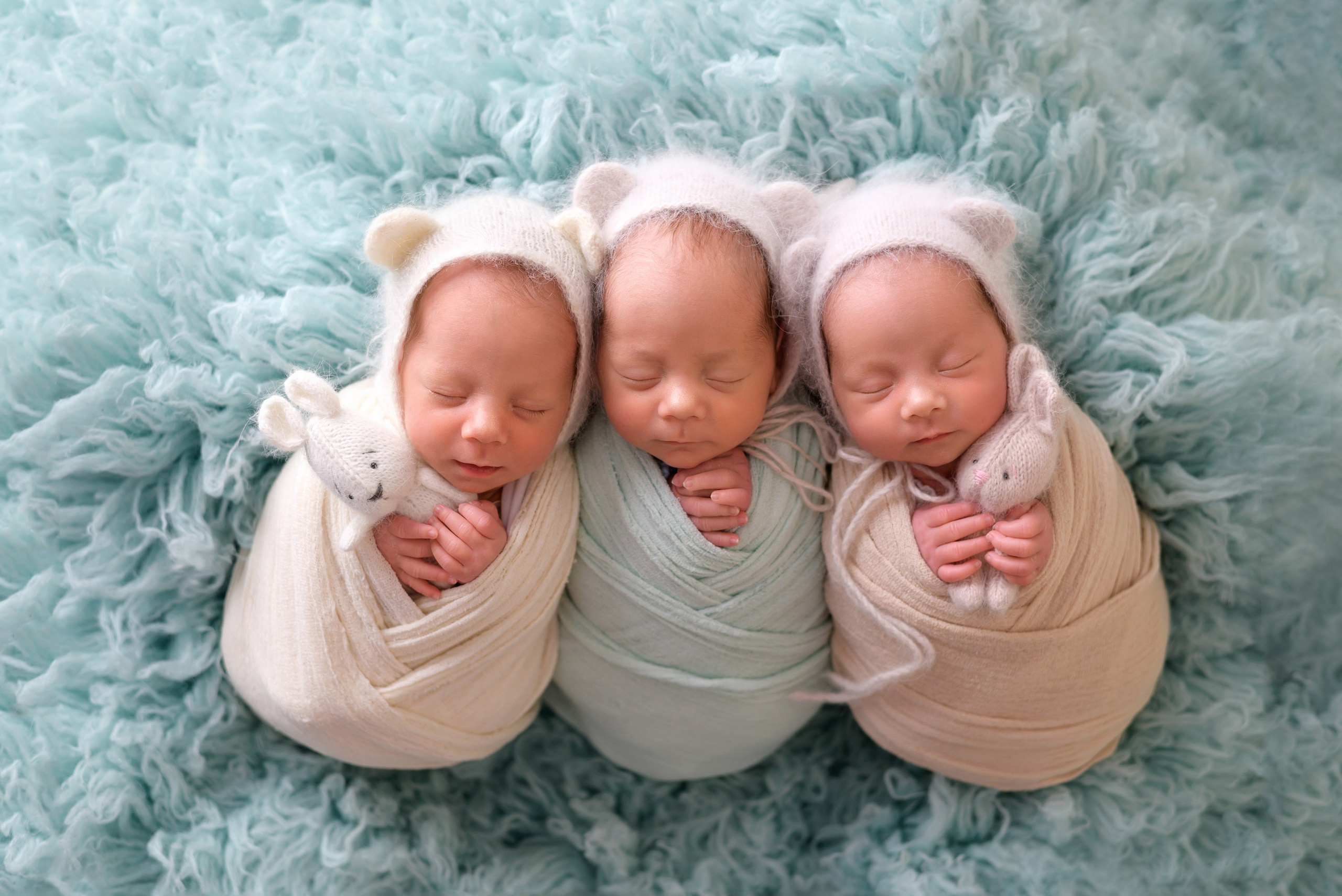 тройняшки новорожденные две девочки и мальчик