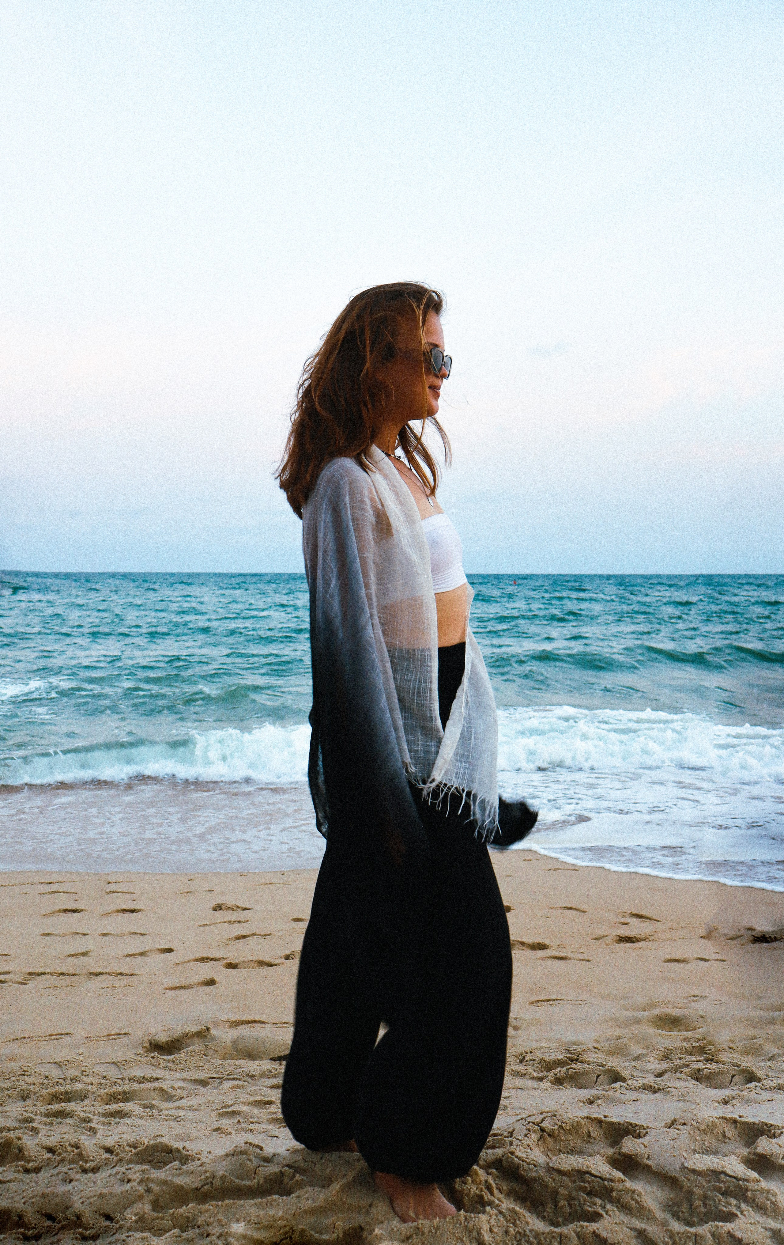 Пленочная женская фотосессия в морском стиле на берегу