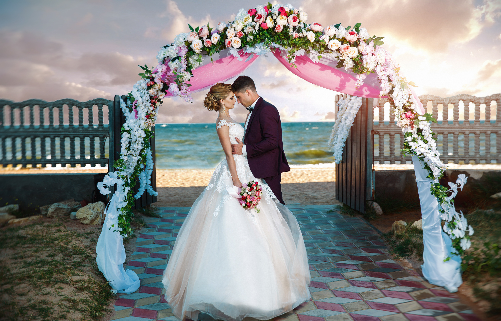 Renatphoto-Свадьба в Темрюке, загс и прогулка у моря. Фотосъёмка свадебного  банк. Профессиональная фотосъёмка интерьеров, предметная фотосессия еды для меню г. Анапа