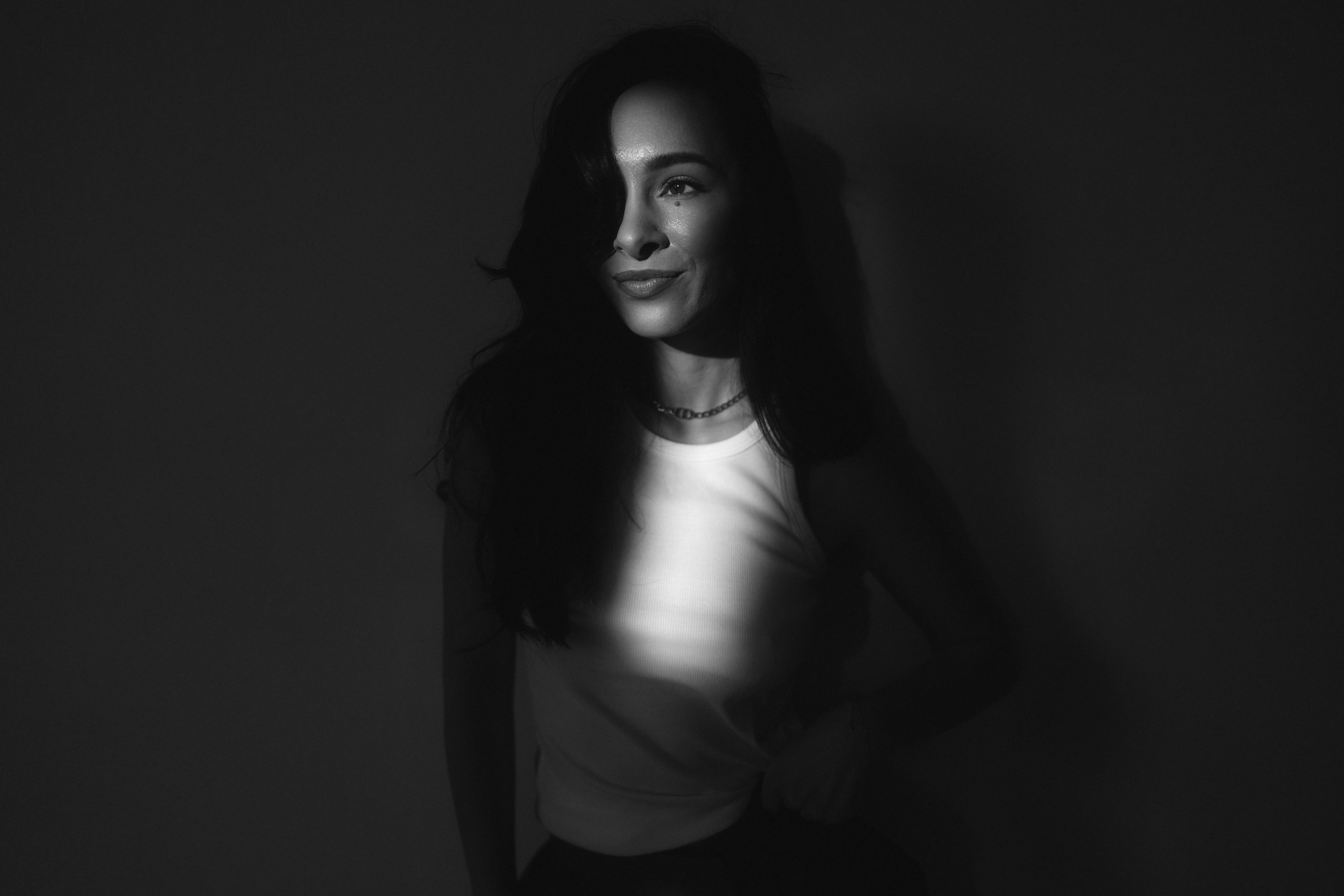 Женская портретная чб фотосессия в студии на циклораме в Казани