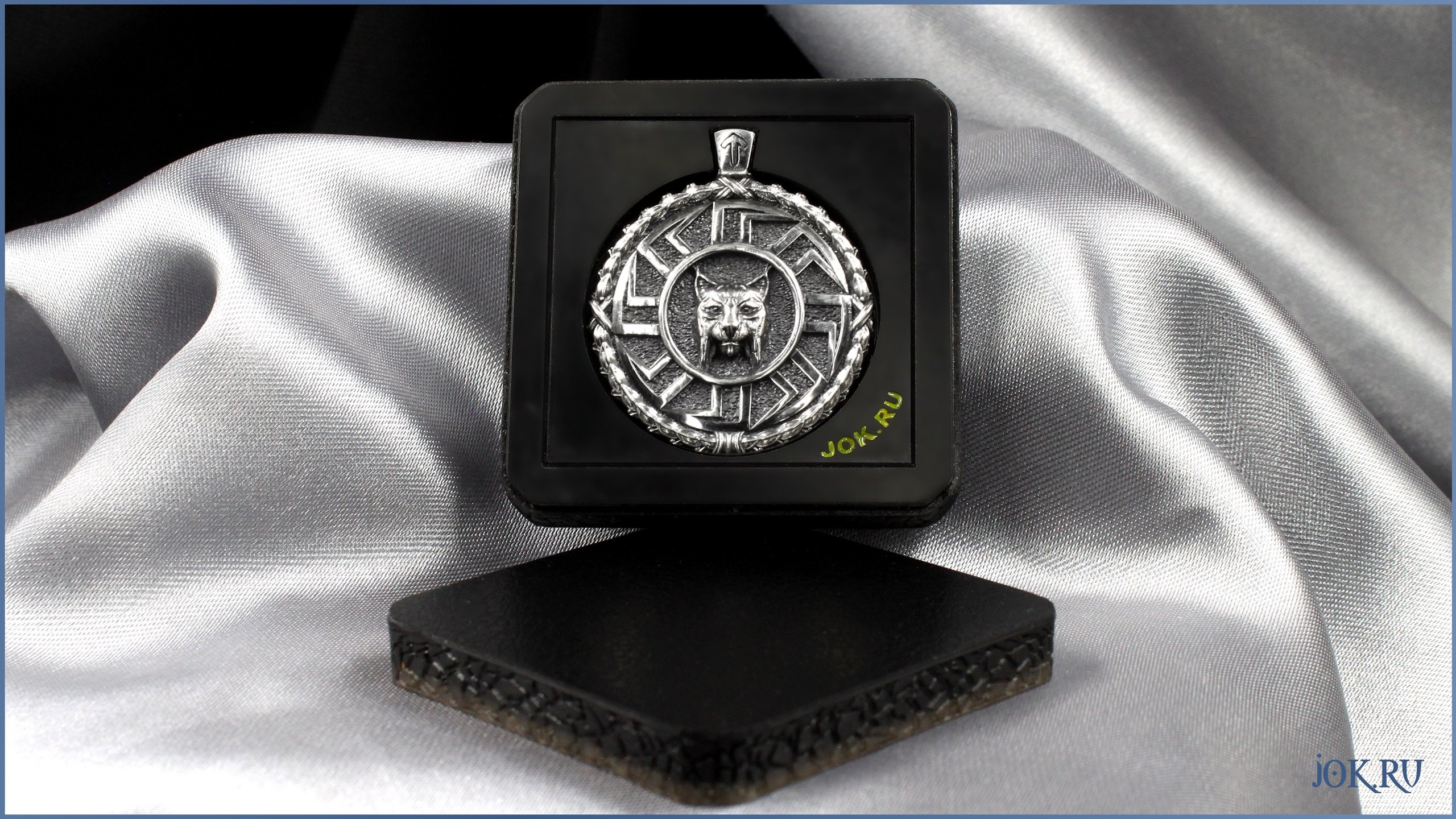 Изготовление подарочных футляров, коробочек для бижутерии и ювелирных украшений. Вы можете заказать футляр любого размера, формы, цвета, с логотипом вашего бренда. 