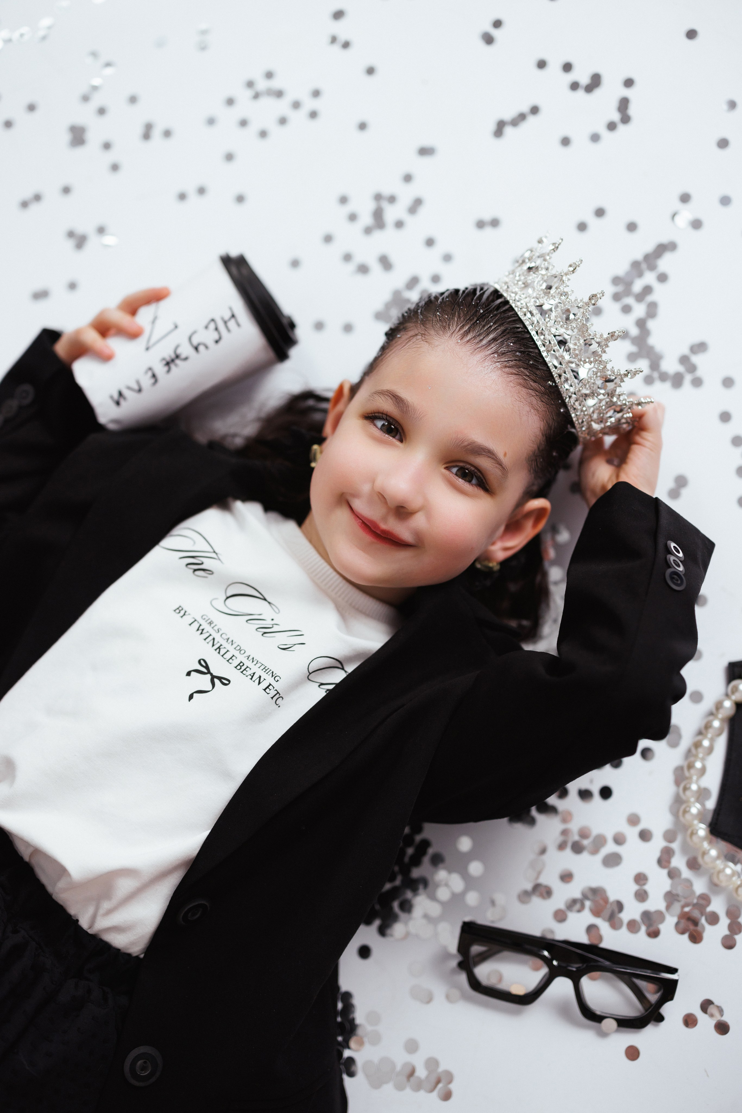 Фотосессия к дню рождения с большим тортом, в детской фотостудии «Антураж», город Краснодар. Семейный и детский фотограф в Краснодаре Анна Трашкова