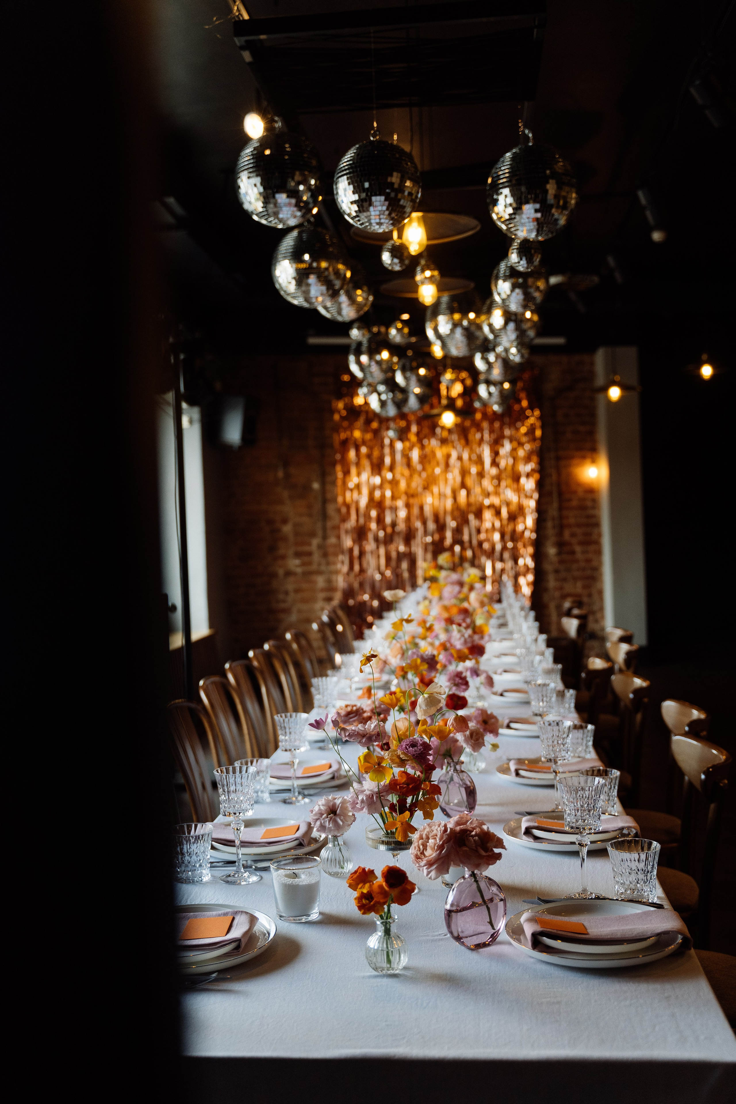 Камерная свадьба на фонтанке в сезонах. Свадебный фотограф организатор в Санкт-Петербурге Ассоль Опарина