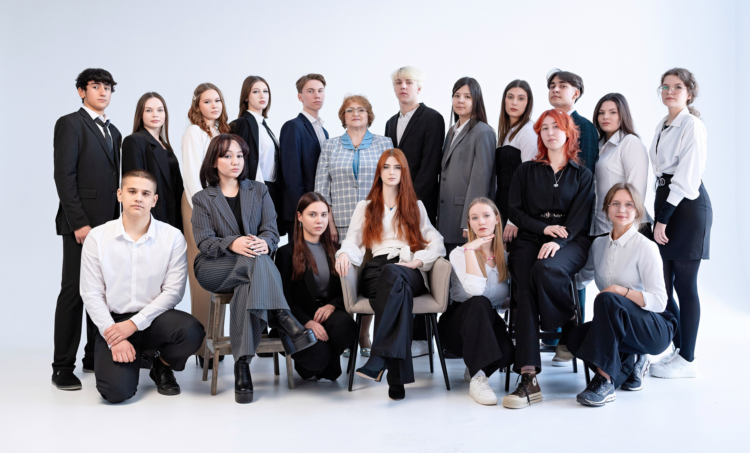 Школьная фотосессия 11 класса 24 школы для выпускной фотокниги