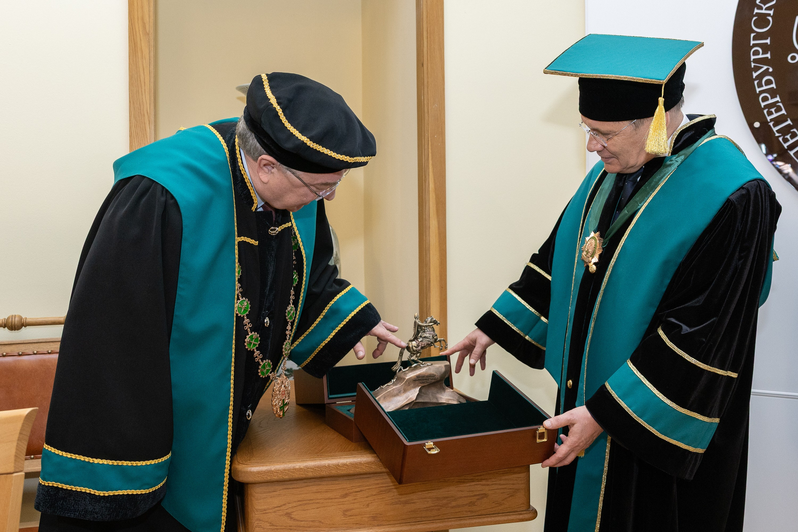 Вручение мантии Алексею Лихачёву. Cup of Bib