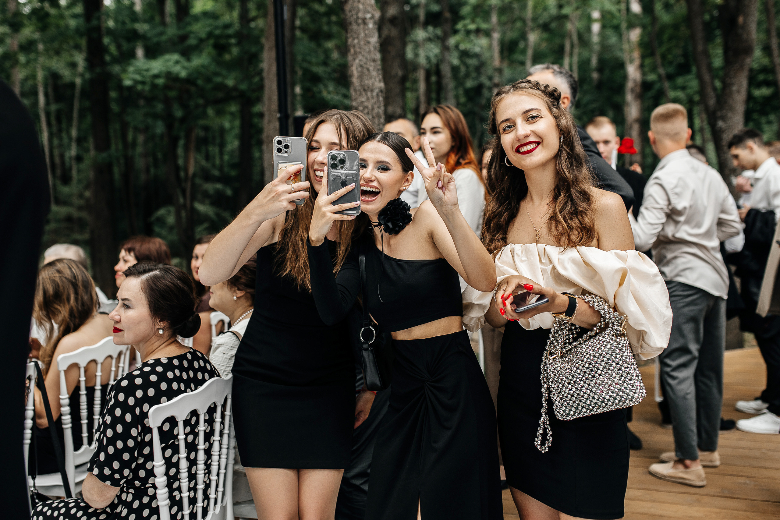 Здравствуйте! Я свадебный фотограф из Ульяновска, работаю в том числе по всей России и с выездом за границу. Снимаю свадьбы, lovestory, корпоративы, светский репортаж. Провожу обучение по фотографии, мастер-классы и воркшопы для других фотографов.