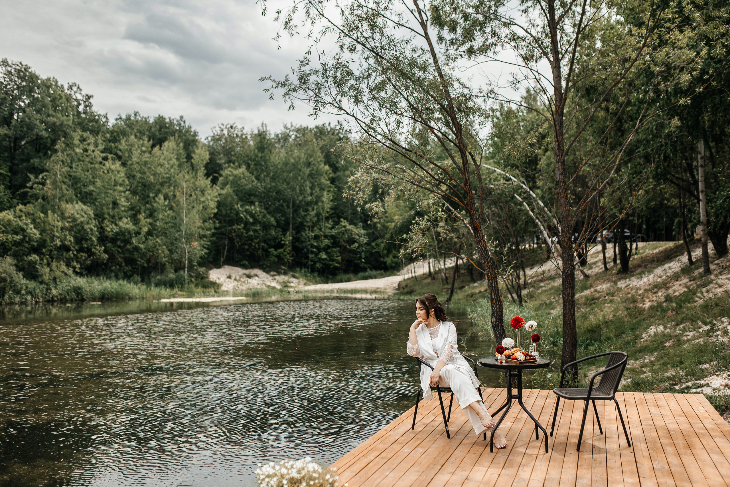 Здравствуйте! Я свадебный фотограф из Ульяновска, работаю в том числе по всей России и с выездом за границу. Снимаю свадьбы, lovestory, корпоративы, светский репортаж. Провожу обучение по фотографии, мастер-классы и воркшопы для других фотографов.