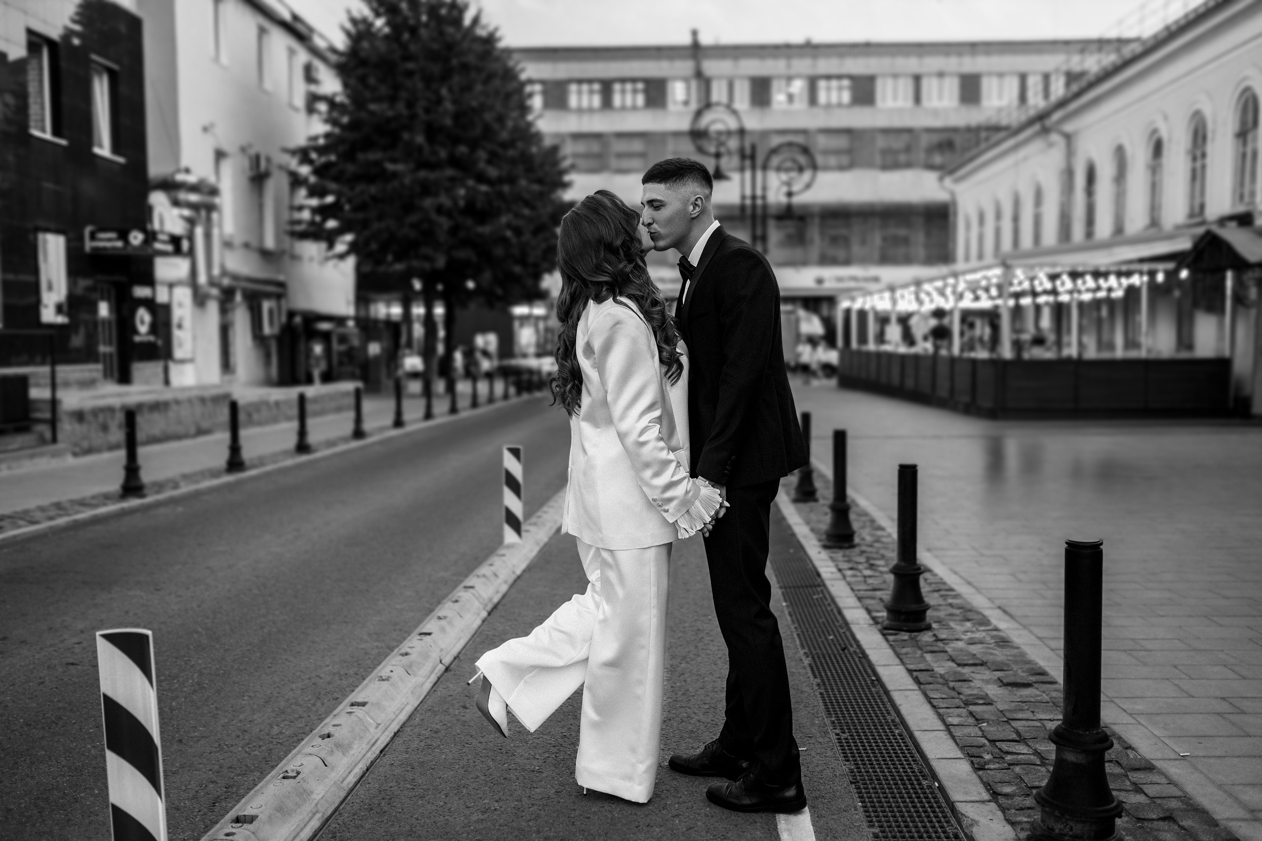 Здравствуйте! Я свадебный фотограф из Ульяновска, работаю в том числе по всей России и с выездом за границу. Снимаю свадьбы, lovestory, корпоративы, светский репортаж. Провожу обучение по фотографии, мастер-классы и воркшопы для других фотографов.