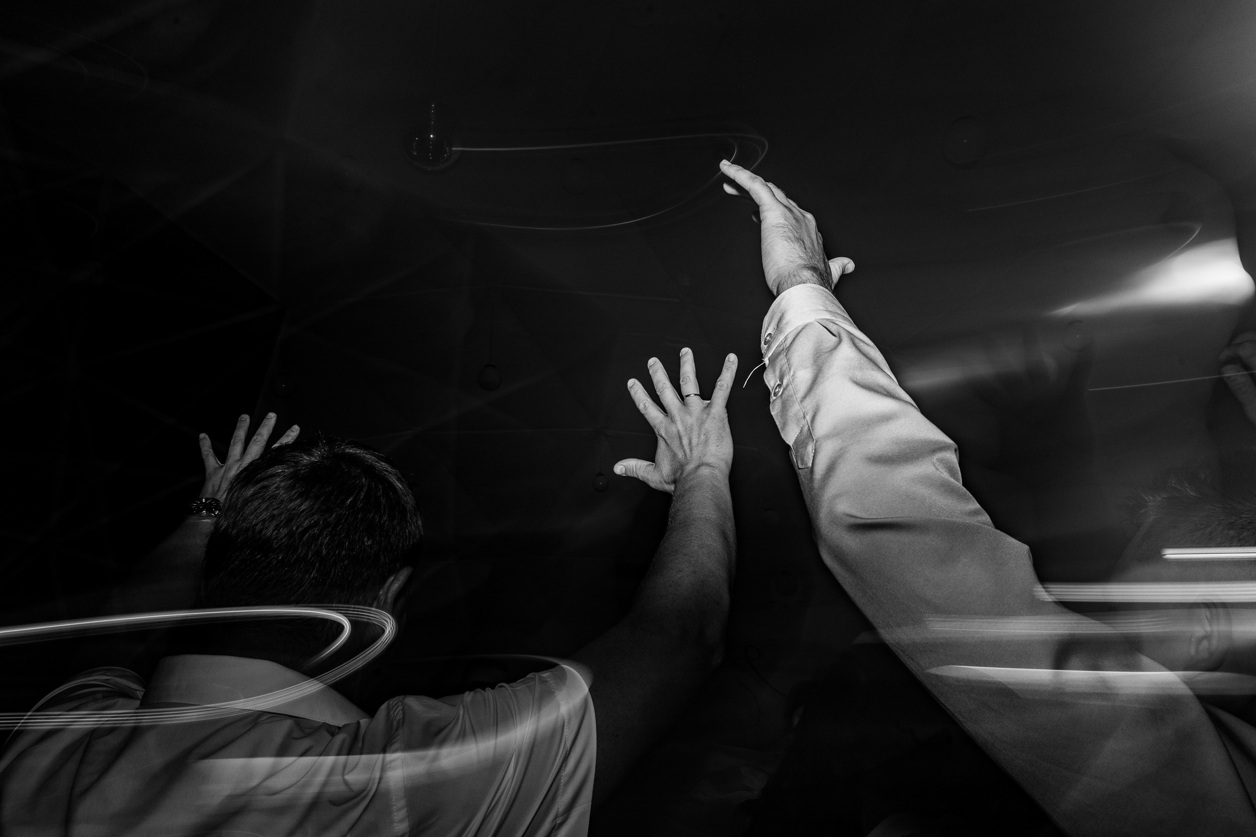 Здравствуйте! Я свадебный фотограф из Ульяновска, работаю в том числе по всей России и с выездом за границу. Снимаю свадьбы, lovestory, корпоративы, светский репортаж. Провожу обучение по фотографии, мастер-классы и воркшопы для других фотографов.