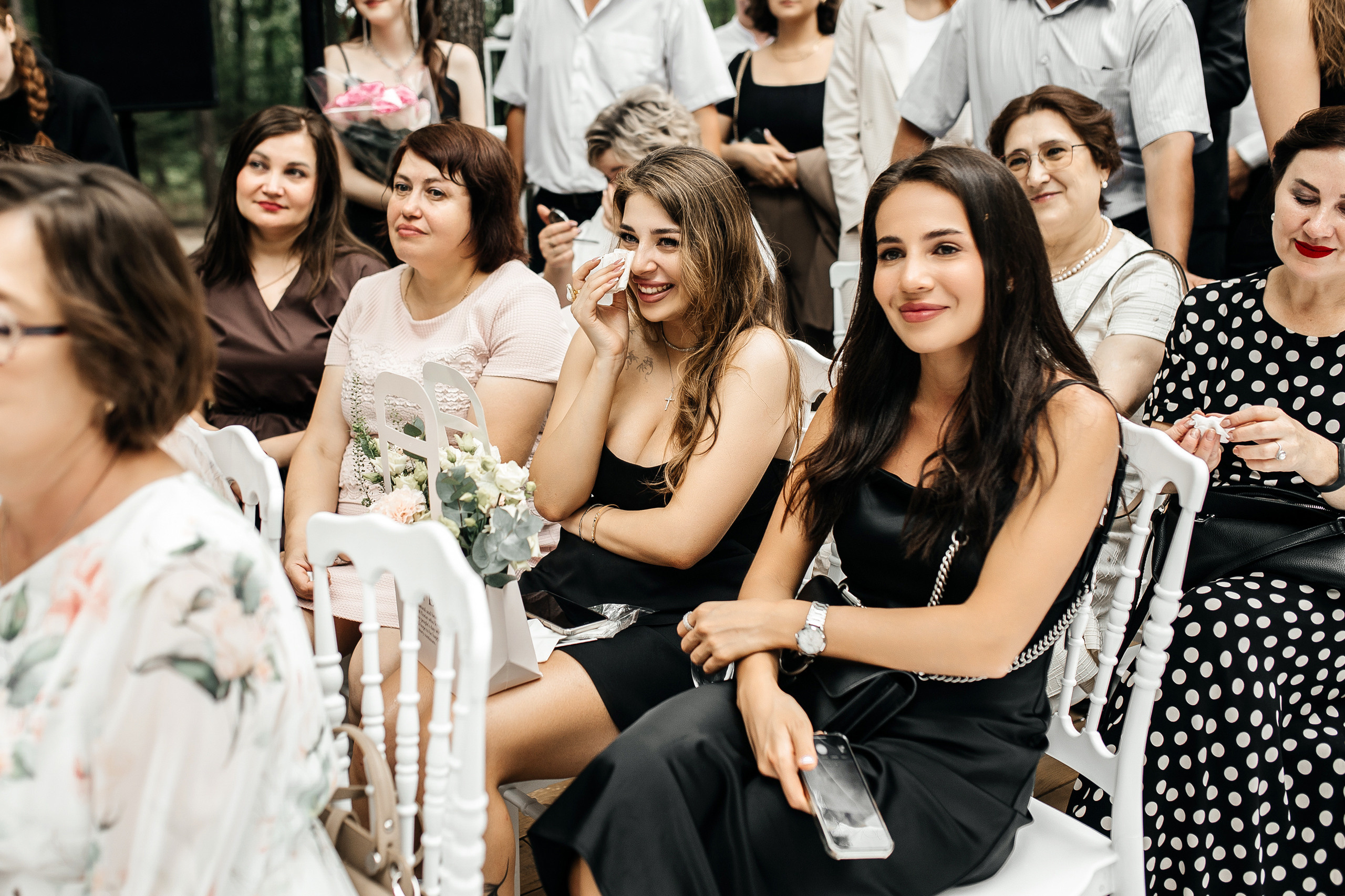 Здравствуйте! Я свадебный фотограф из Ульяновска, работаю в том числе по всей России и с выездом за границу. Снимаю свадьбы, lovestory, корпоративы, светский репортаж. Провожу обучение по фотографии, мастер-классы и воркшопы для других фотографов.