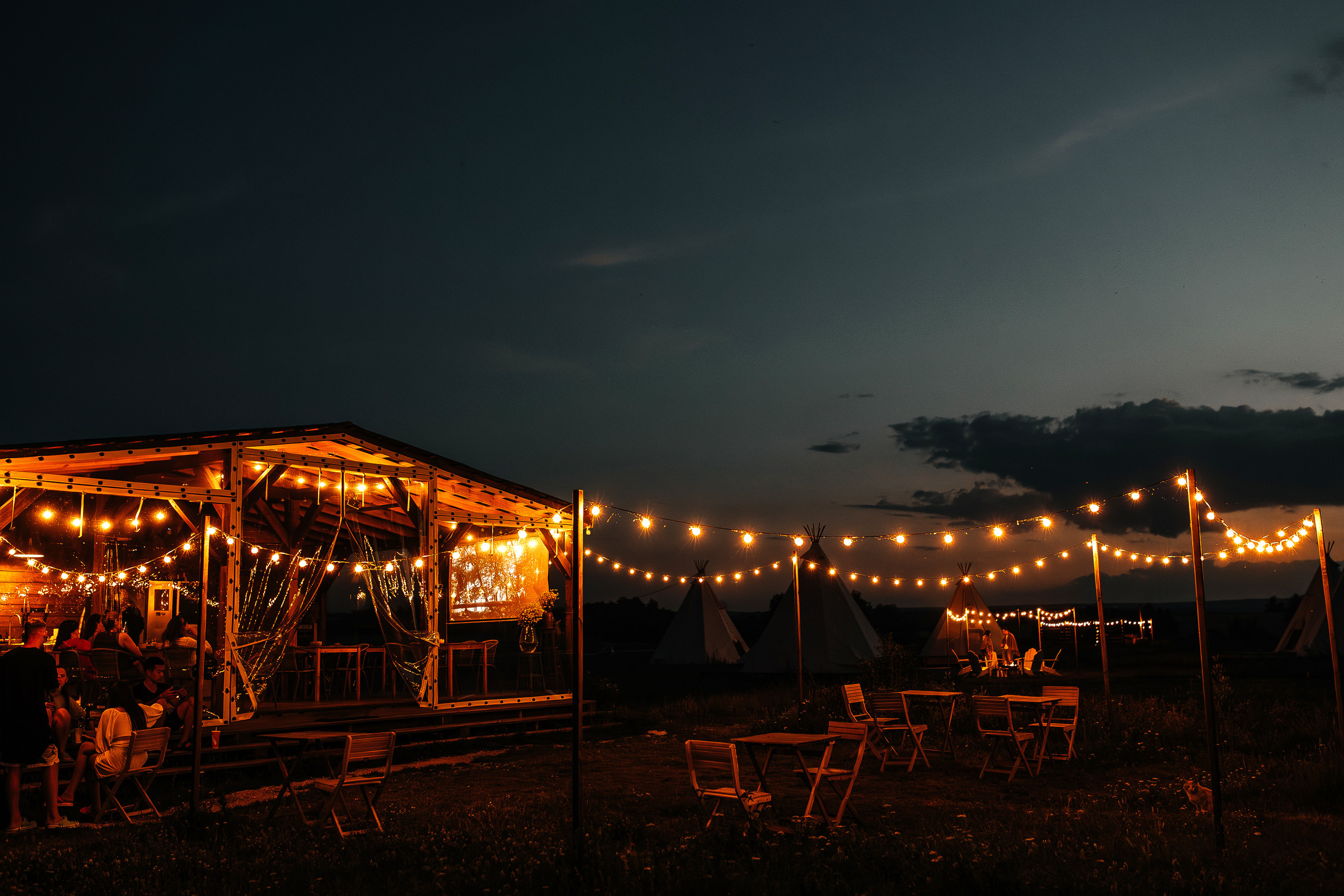 Здравствуйте! Я свадебный фотограф из Ульяновска, работаю в том числе по всей России и с выездом за границу. Снимаю свадьбы, lovestory, корпоративы, светский репортаж. Провожу обучение по фотографии, мастер-классы и воркшопы для других фотографов.