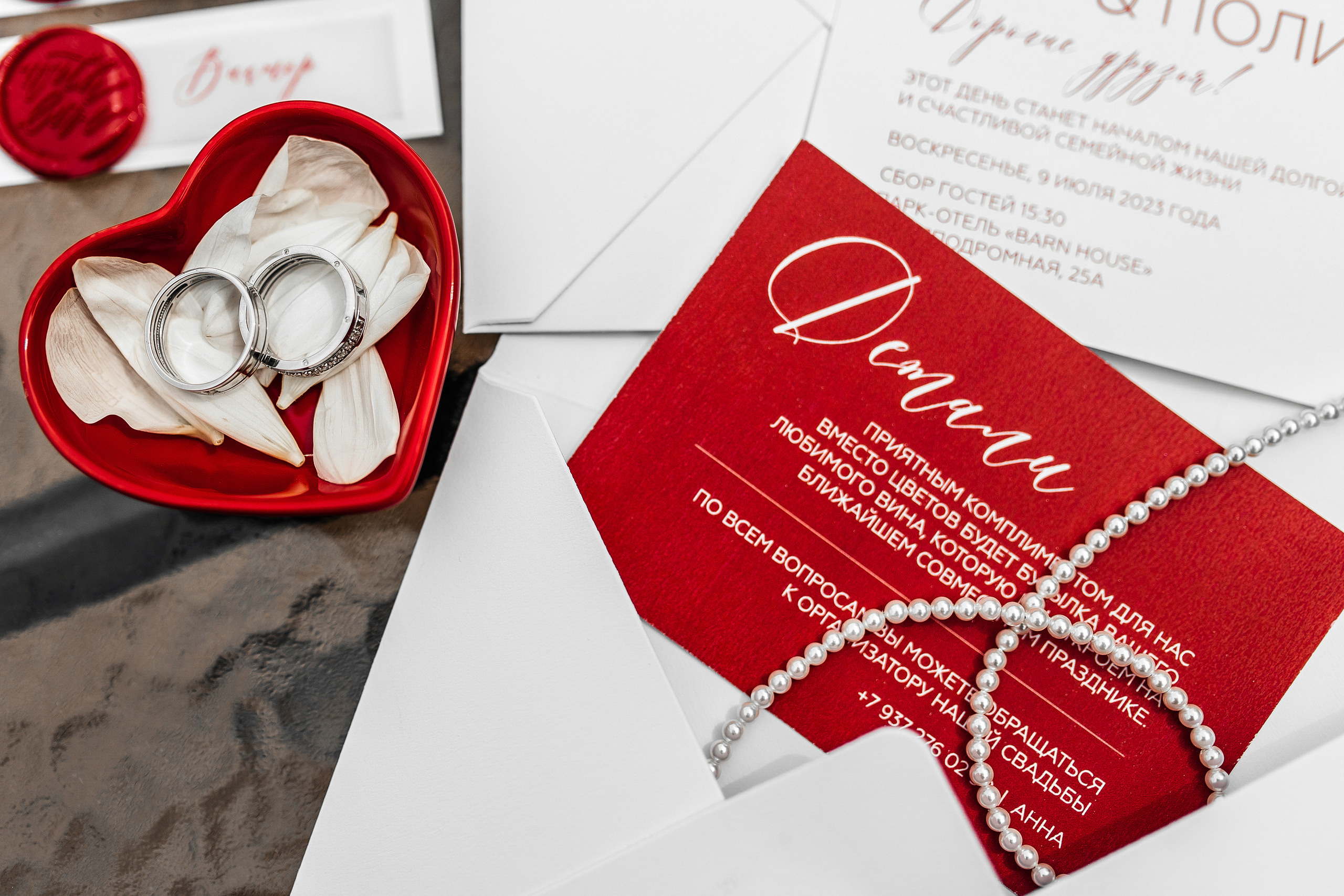 Здравствуйте! Я свадебный фотограф из Ульяновска, работаю в том числе по всей России и с выездом за границу. Снимаю свадьбы, lovestory, корпоративы, светский репортаж. Провожу обучение по фотографии, мастер-классы и воркшопы для других фотографов.