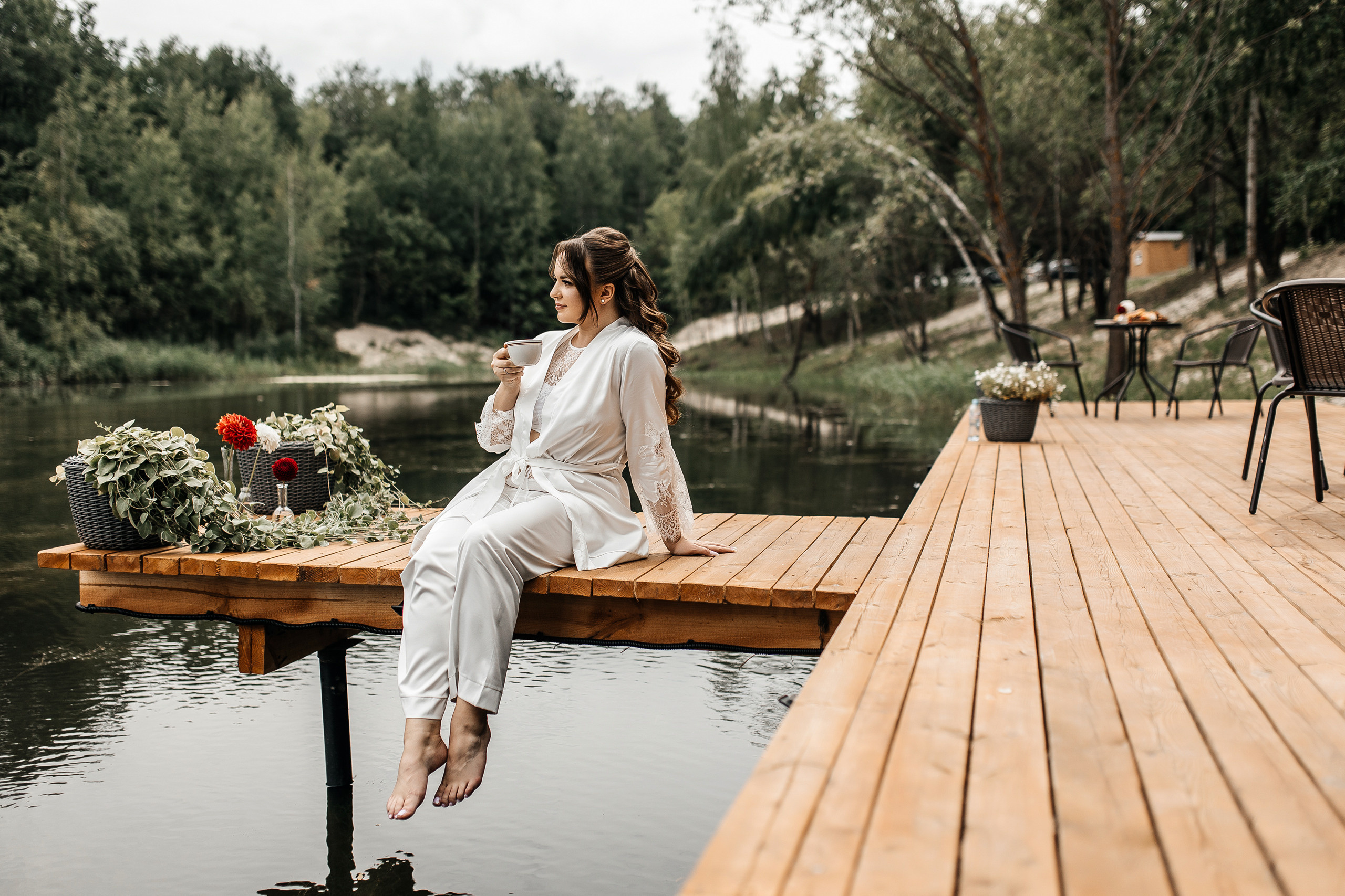 Здравствуйте! Я свадебный фотограф из Ульяновска, работаю в том числе по всей России и с выездом за границу. Снимаю свадьбы, lovestory, корпоративы, светский репортаж. Провожу обучение по фотографии, мастер-классы и воркшопы для других фотографов.