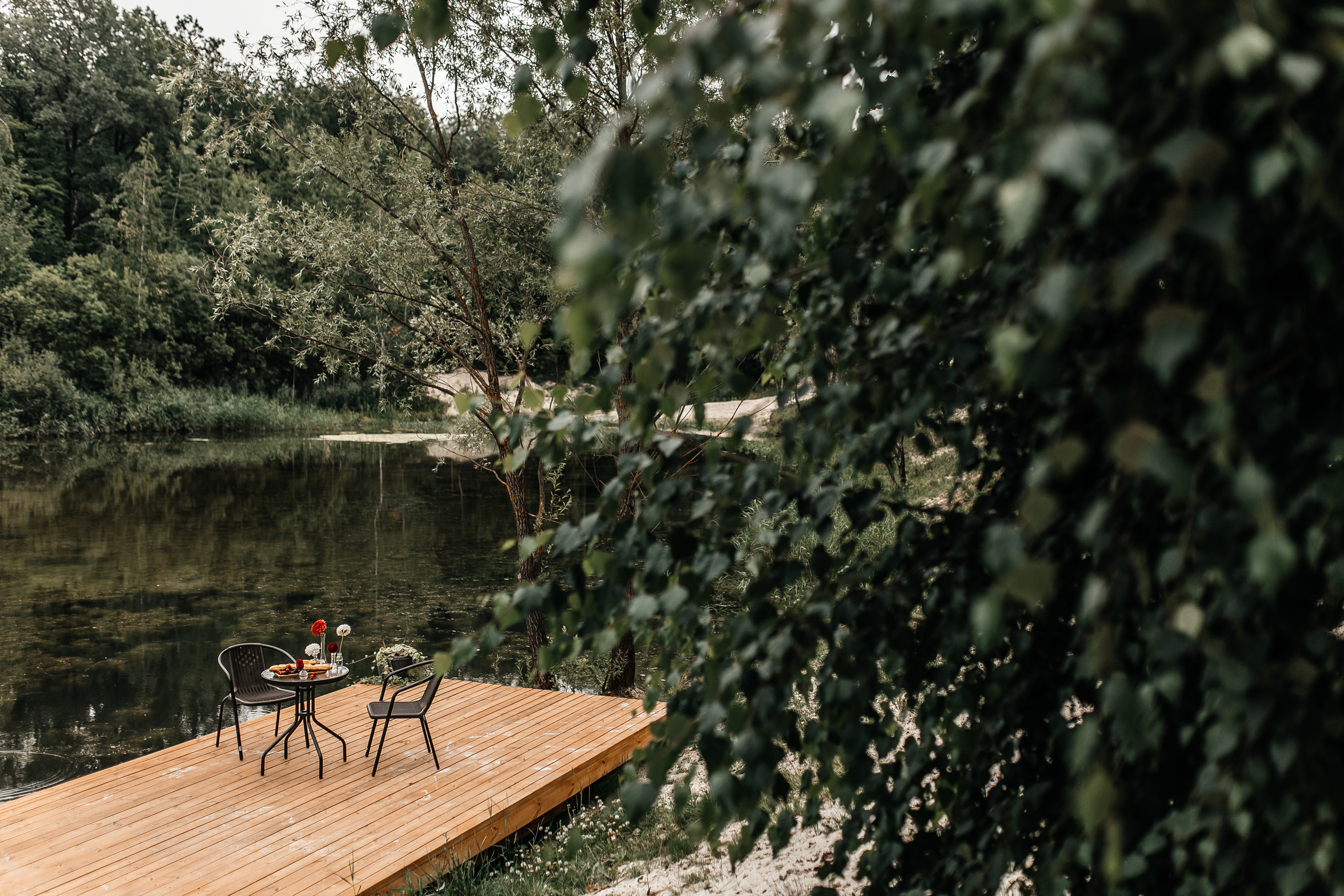 Здравствуйте! Я свадебный фотограф из Ульяновска, работаю в том числе по всей России и с выездом за границу. Снимаю свадьбы, lovestory, корпоративы, светский репортаж. Провожу обучение по фотографии, мастер-классы и воркшопы для других фотографов.