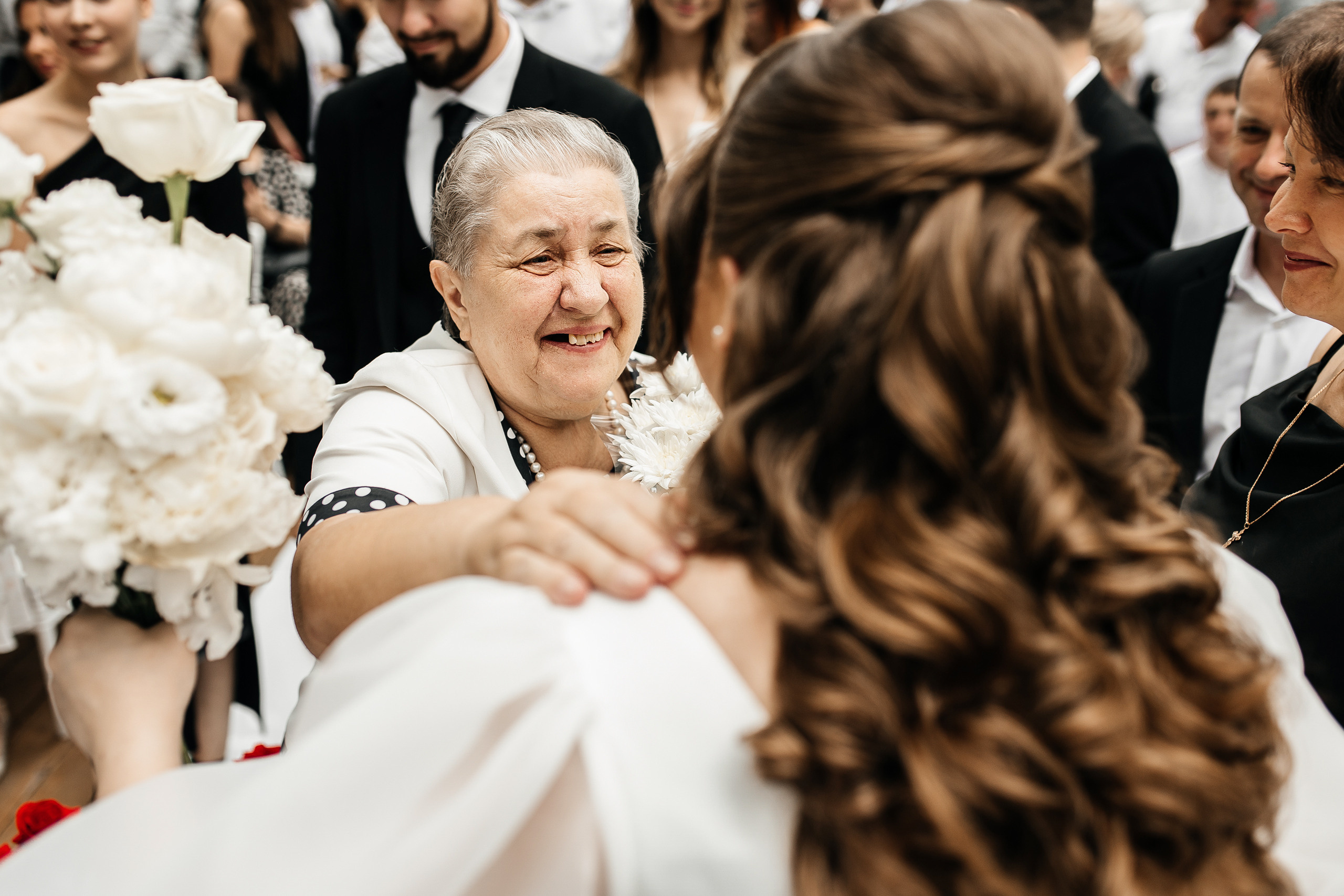 Здравствуйте! Я свадебный фотограф из Ульяновска, работаю в том числе по всей России и с выездом за границу. Снимаю свадьбы, lovestory, корпоративы, светский репортаж. Провожу обучение по фотографии, мастер-классы и воркшопы для других фотографов.