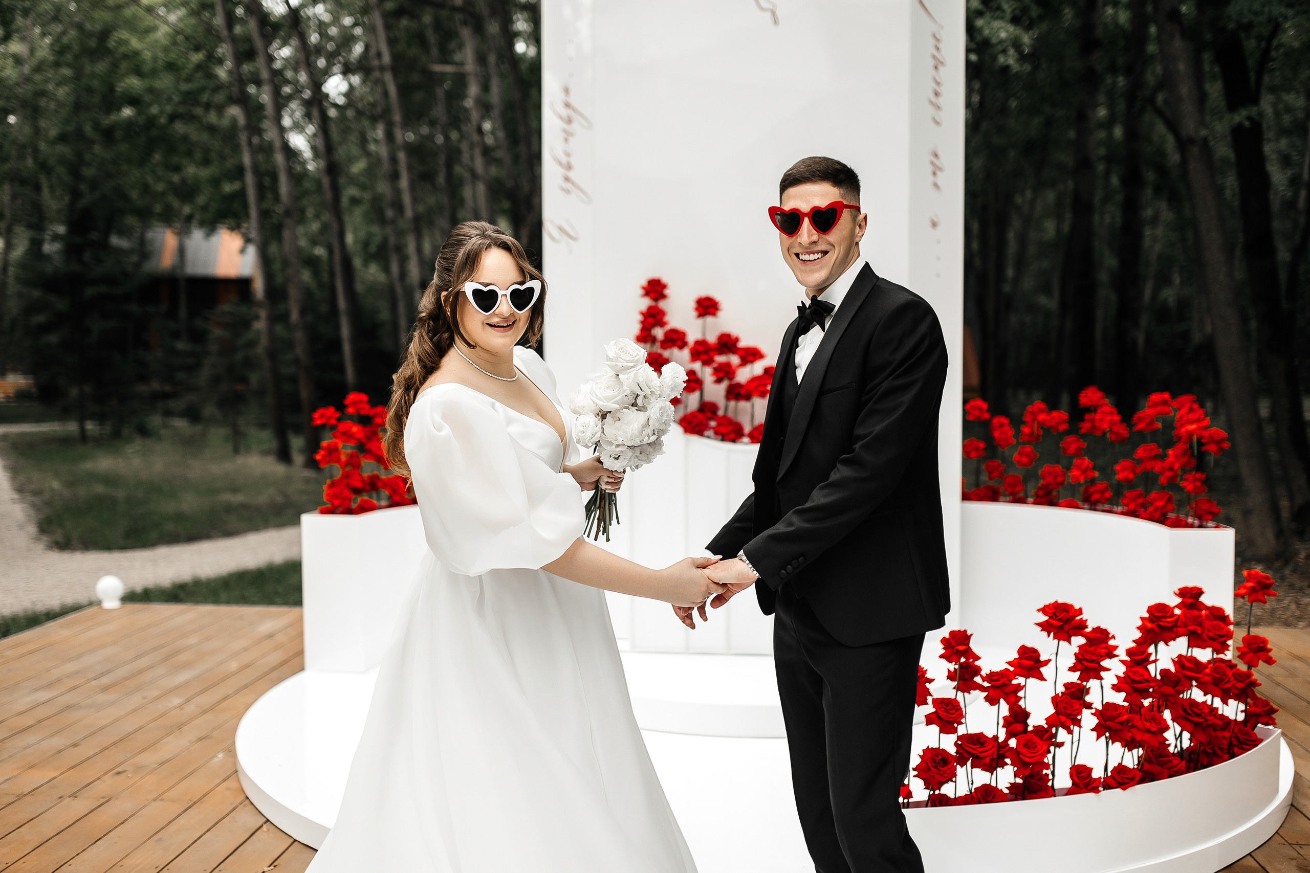 Здравствуйте! Я свадебный фотограф из Ульяновска, работаю в том числе по всей России и с выездом за границу. Снимаю свадьбы, lovestory, корпоративы, светский репортаж. Провожу обучение по фотографии, мастер-классы и воркшопы для других фотографов.