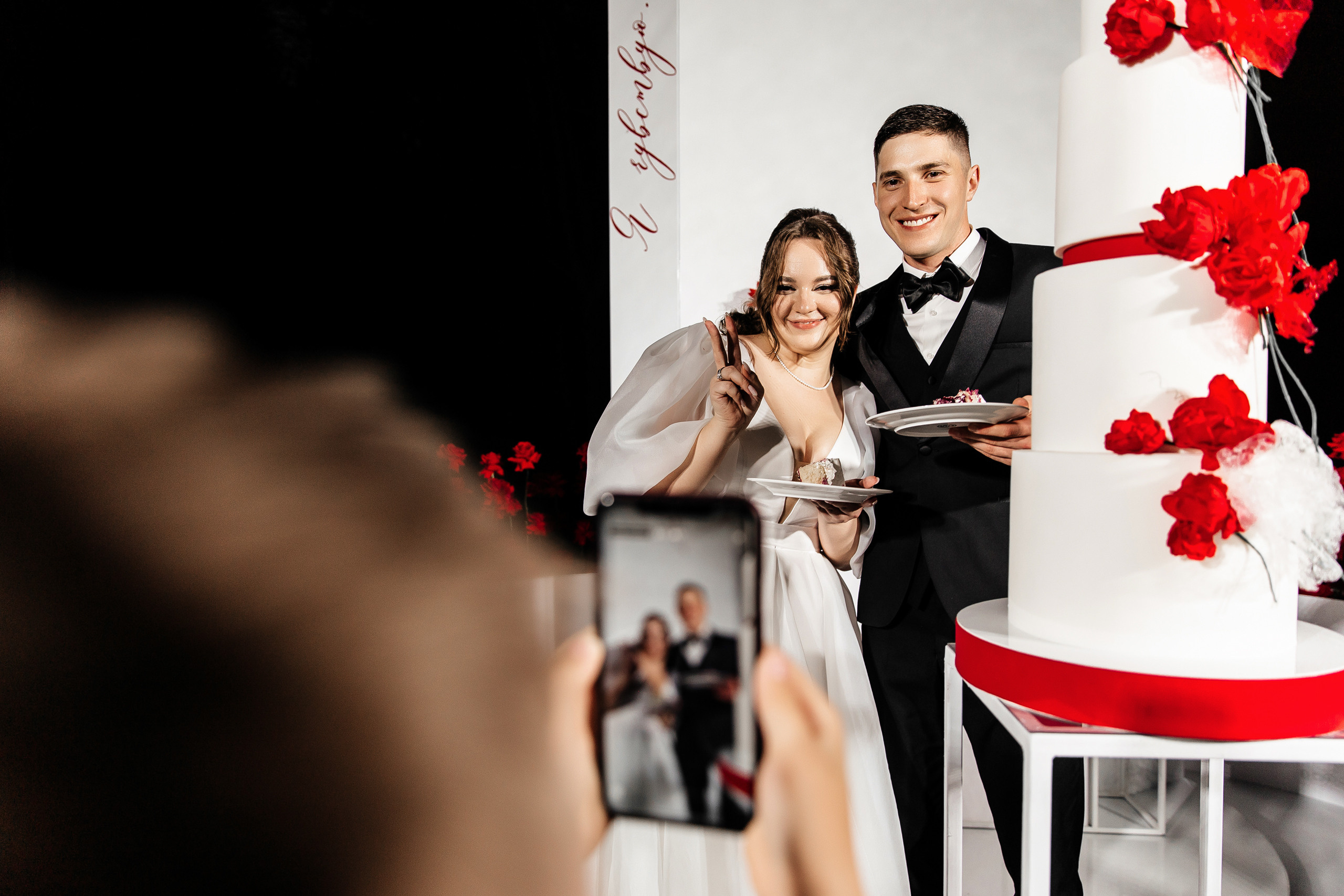 Здравствуйте! Я свадебный фотограф из Ульяновска, работаю в том числе по всей России и с выездом за границу. Снимаю свадьбы, lovestory, корпоративы, светский репортаж. Провожу обучение по фотографии, мастер-классы и воркшопы для других фотографов.