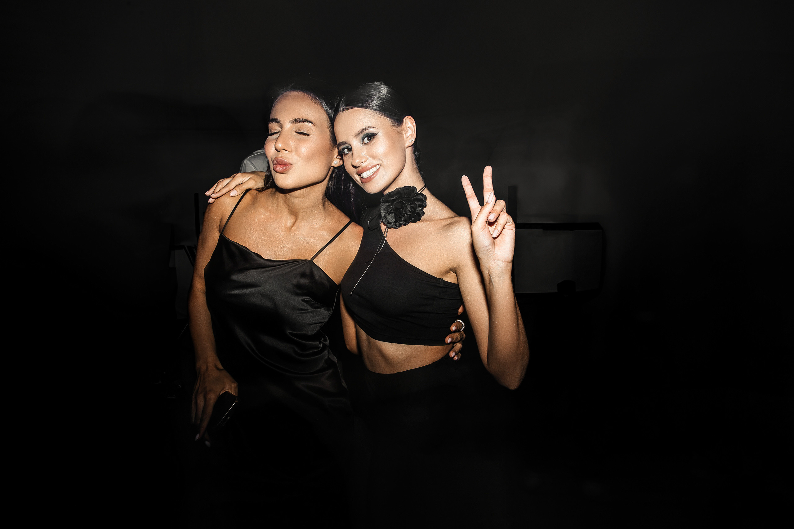 Здравствуйте! Я свадебный фотограф из Ульяновска, работаю в том числе по всей России и с выездом за границу. Снимаю свадьбы, lovestory, корпоративы, светский репортаж. Провожу обучение по фотографии, мастер-классы и воркшопы для других фотографов.