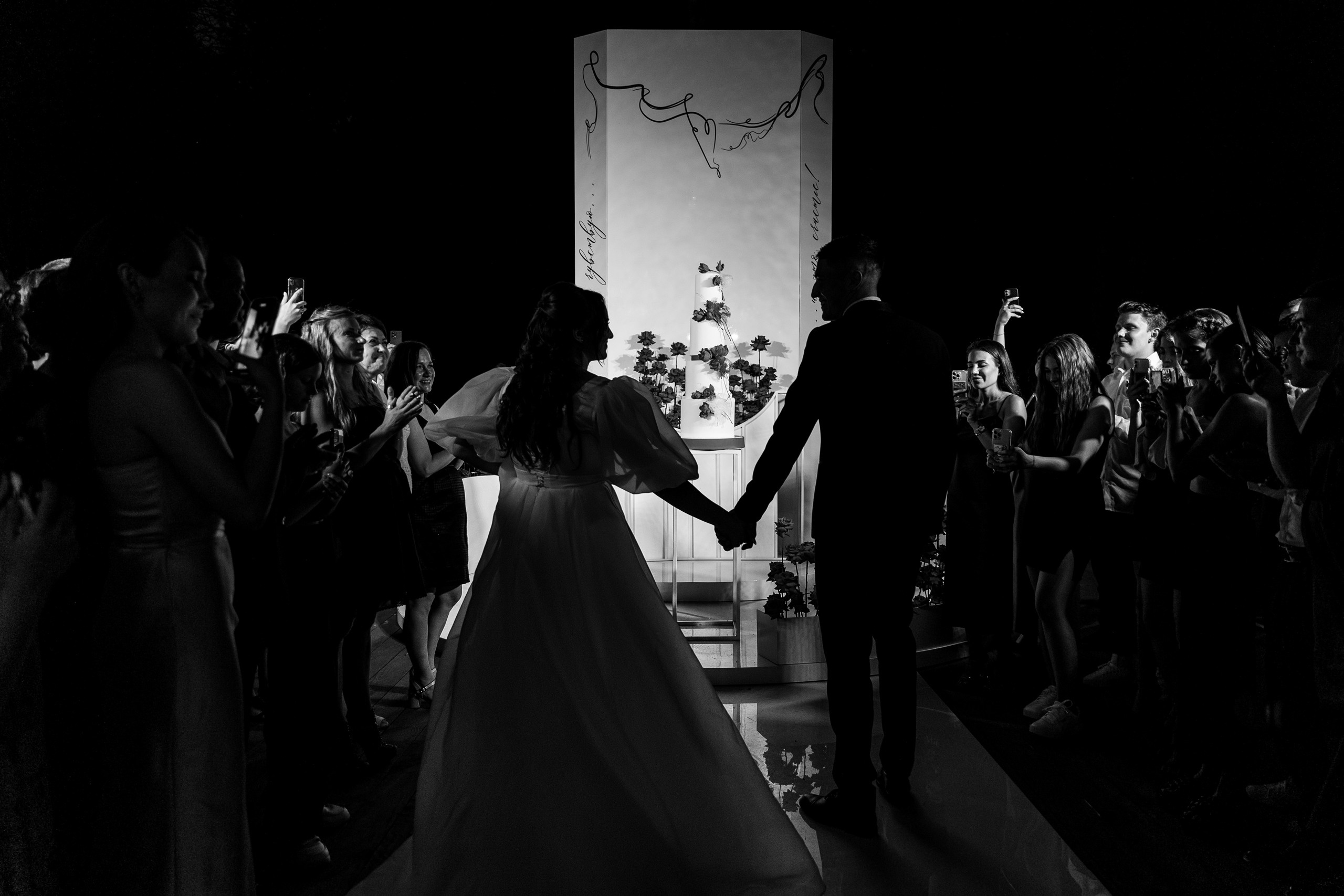 Здравствуйте! Я свадебный фотограф из Ульяновска, работаю в том числе по всей России и с выездом за границу. Снимаю свадьбы, lovestory, корпоративы, светский репортаж. Провожу обучение по фотографии, мастер-классы и воркшопы для других фотографов.