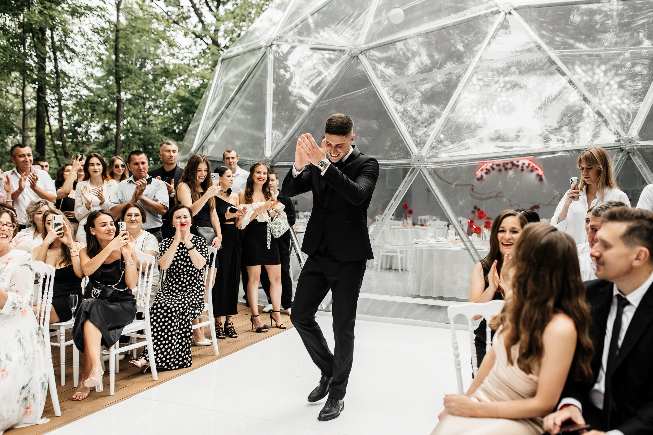 Здравствуйте! Я свадебный фотограф из Ульяновска, работаю в том числе по всей России и с выездом за границу. Снимаю свадьбы, lovestory, корпоративы, светский репортаж. Провожу обучение по фотографии, мастер-классы и воркшопы для других фотографов.