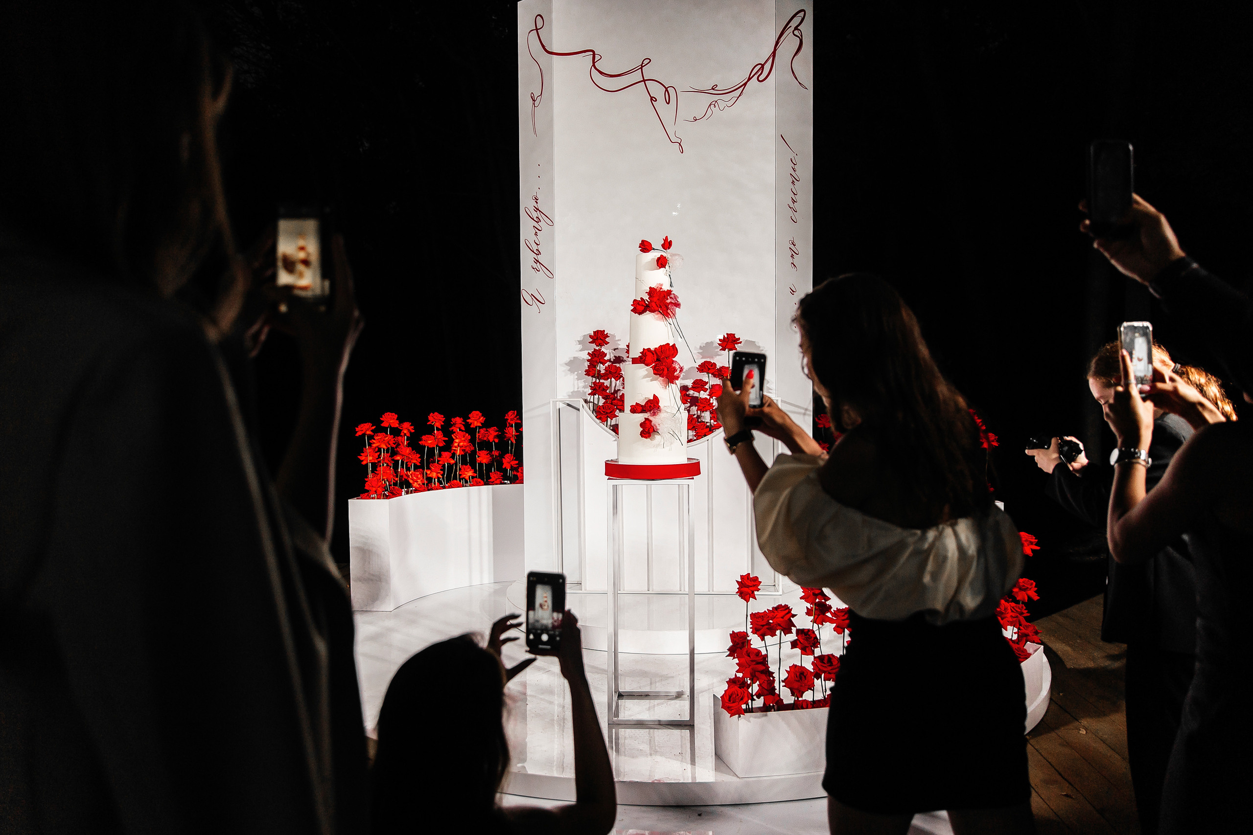 Здравствуйте! Я свадебный фотограф из Ульяновска, работаю в том числе по всей России и с выездом за границу. Снимаю свадьбы, lovestory, корпоративы, светский репортаж. Провожу обучение по фотографии, мастер-классы и воркшопы для других фотографов.