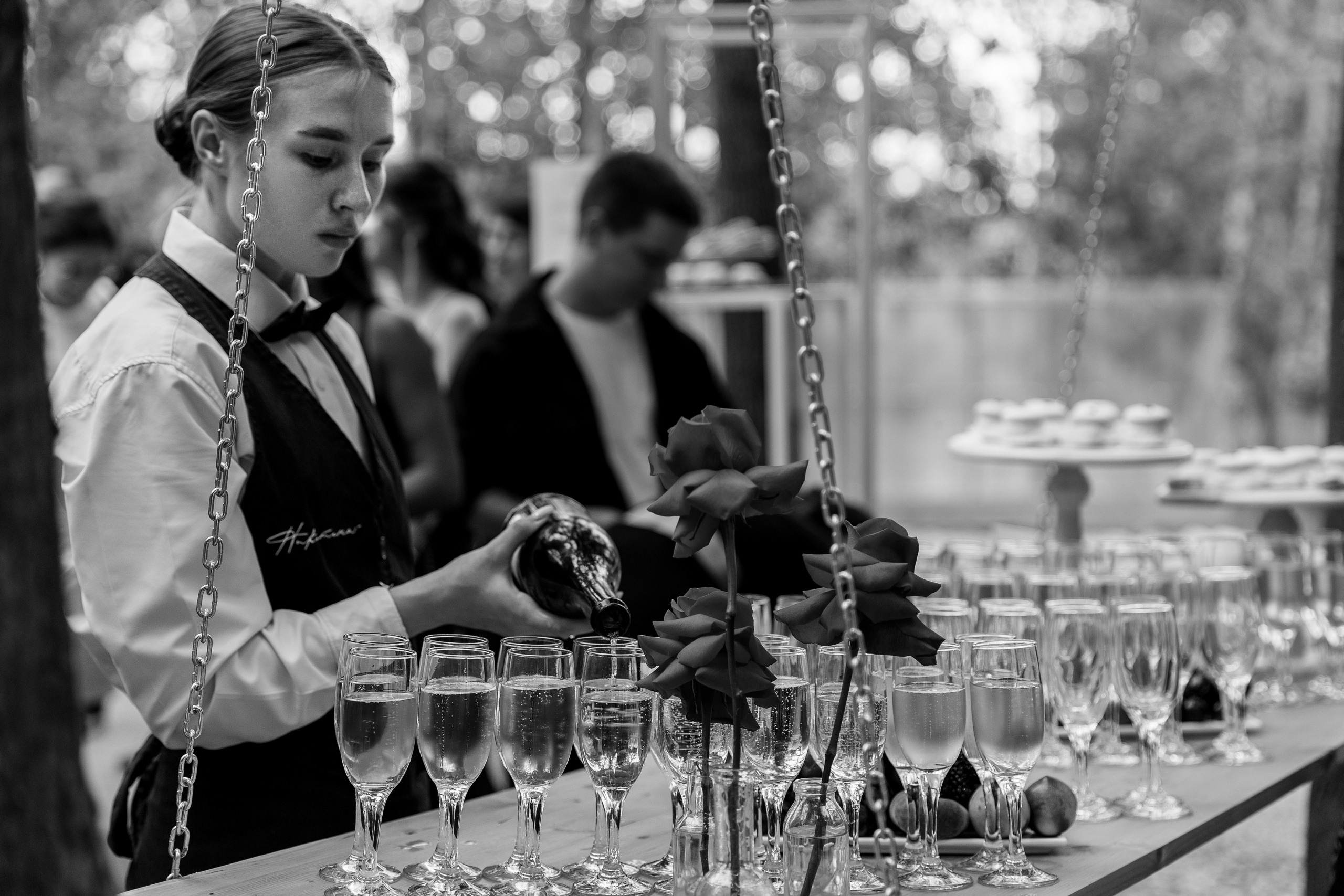 Здравствуйте! Я свадебный фотограф из Ульяновска, работаю в том числе по всей России и с выездом за границу. Снимаю свадьбы, lovestory, корпоративы, светский репортаж. Провожу обучение по фотографии, мастер-классы и воркшопы для других фотографов.