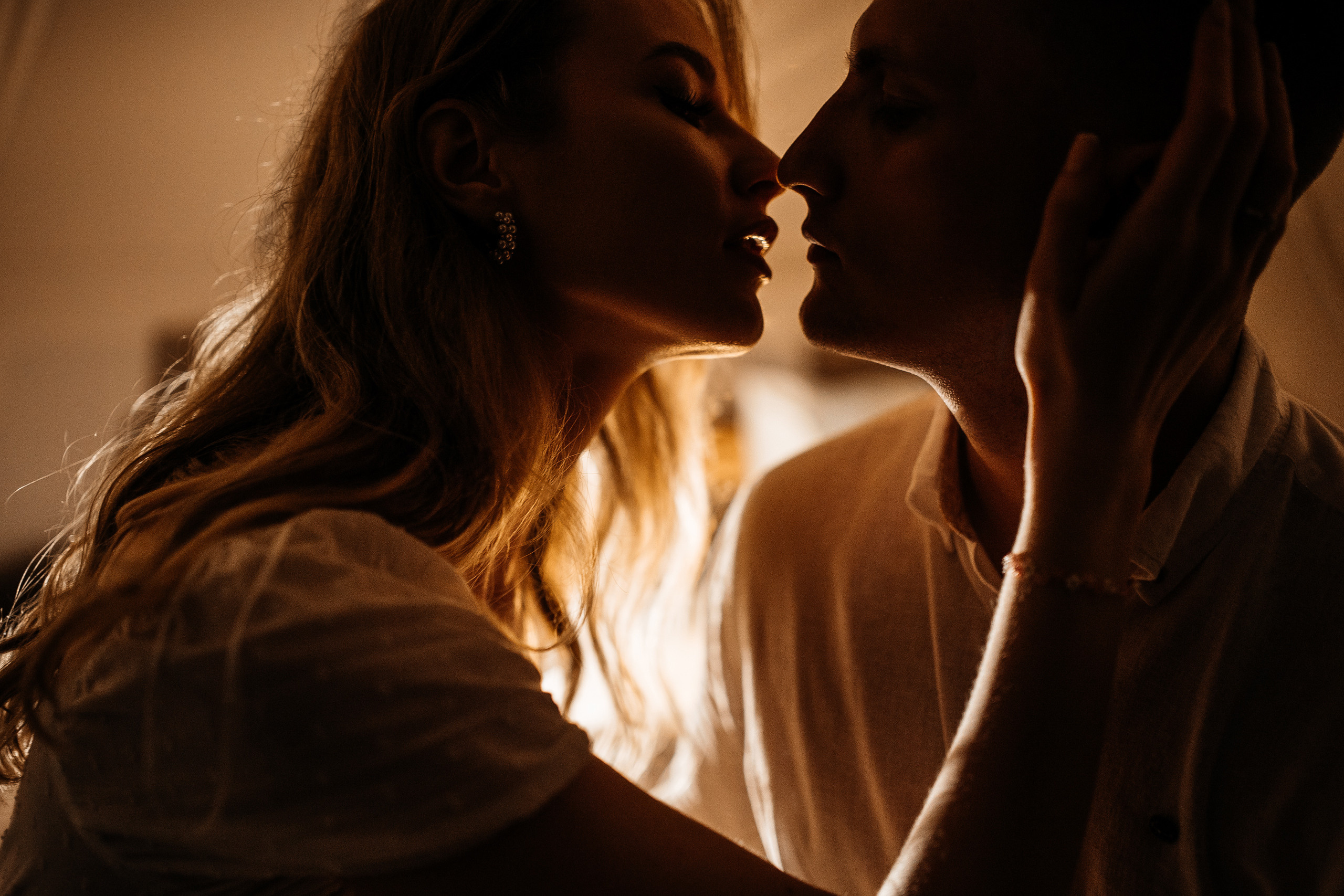 Здравствуйте! Я свадебный фотограф из Ульяновска, работаю в том числе по всей России и с выездом за границу. Снимаю свадьбы, lovestory, корпоративы, светский репортаж. Провожу обучение по фотографии, мастер-классы и воркшопы для других фотографов.