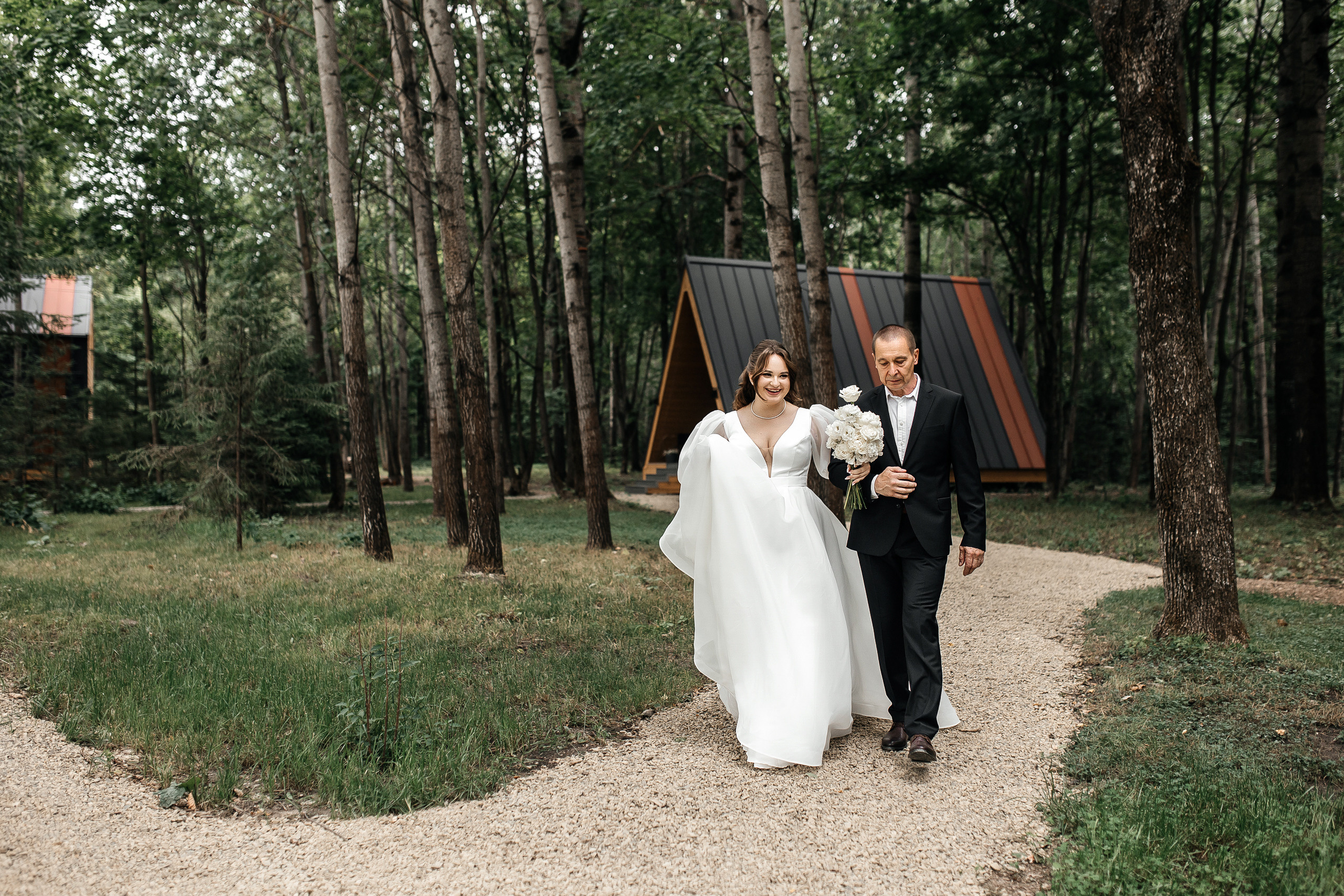 Здравствуйте! Я свадебный фотограф из Ульяновска, работаю в том числе по всей России и с выездом за границу. Снимаю свадьбы, lovestory, корпоративы, светский репортаж. Провожу обучение по фотографии, мастер-классы и воркшопы для других фотографов.