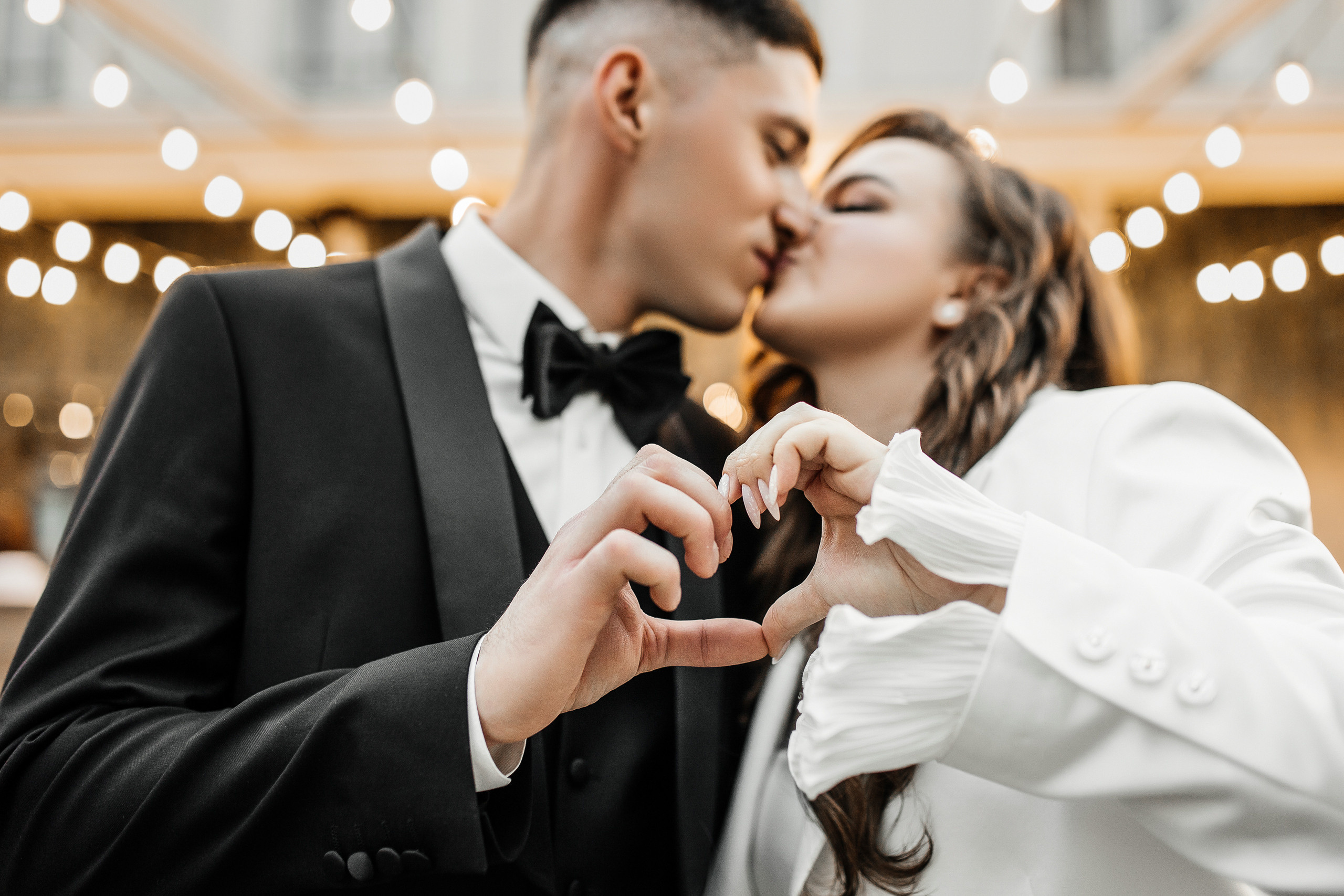 Здравствуйте! Я свадебный фотограф из Ульяновска, работаю в том числе по всей России и с выездом за границу. Снимаю свадьбы, lovestory, корпоративы, светский репортаж. Провожу обучение по фотографии, мастер-классы и воркшопы для других фотографов.