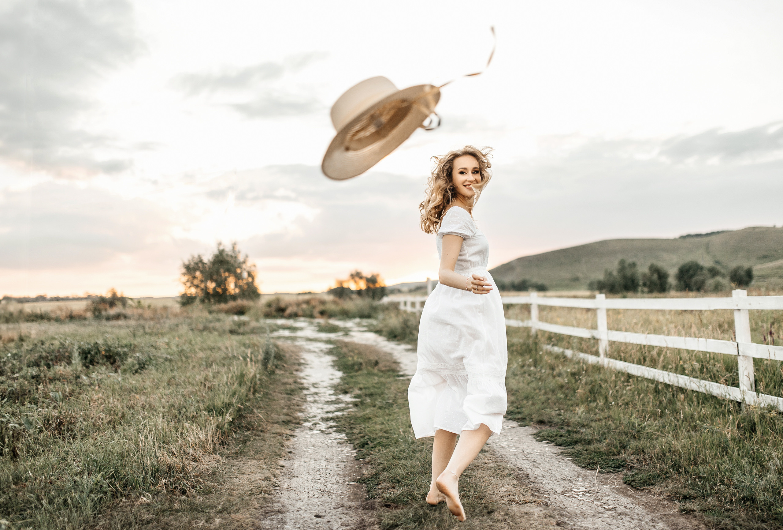 Здравствуйте! Я свадебный фотограф из Ульяновска, работаю в том числе по всей России и с выездом за границу. Снимаю свадьбы, lovestory, корпоративы, светский репортаж. Провожу обучение по фотографии, мастер-классы и воркшопы для других фотографов.