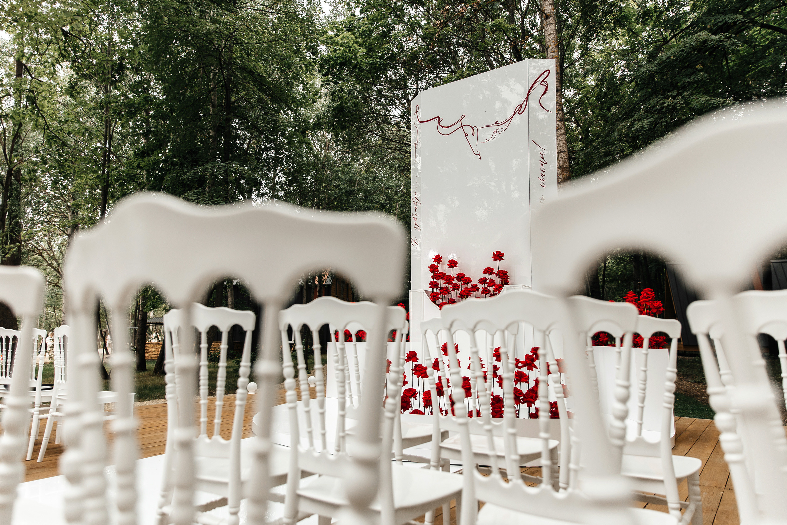 Здравствуйте! Я свадебный фотограф из Ульяновска, работаю в том числе по всей России и с выездом за границу. Снимаю свадьбы, lovestory, корпоративы, светский репортаж. Провожу обучение по фотографии, мастер-классы и воркшопы для других фотографов.