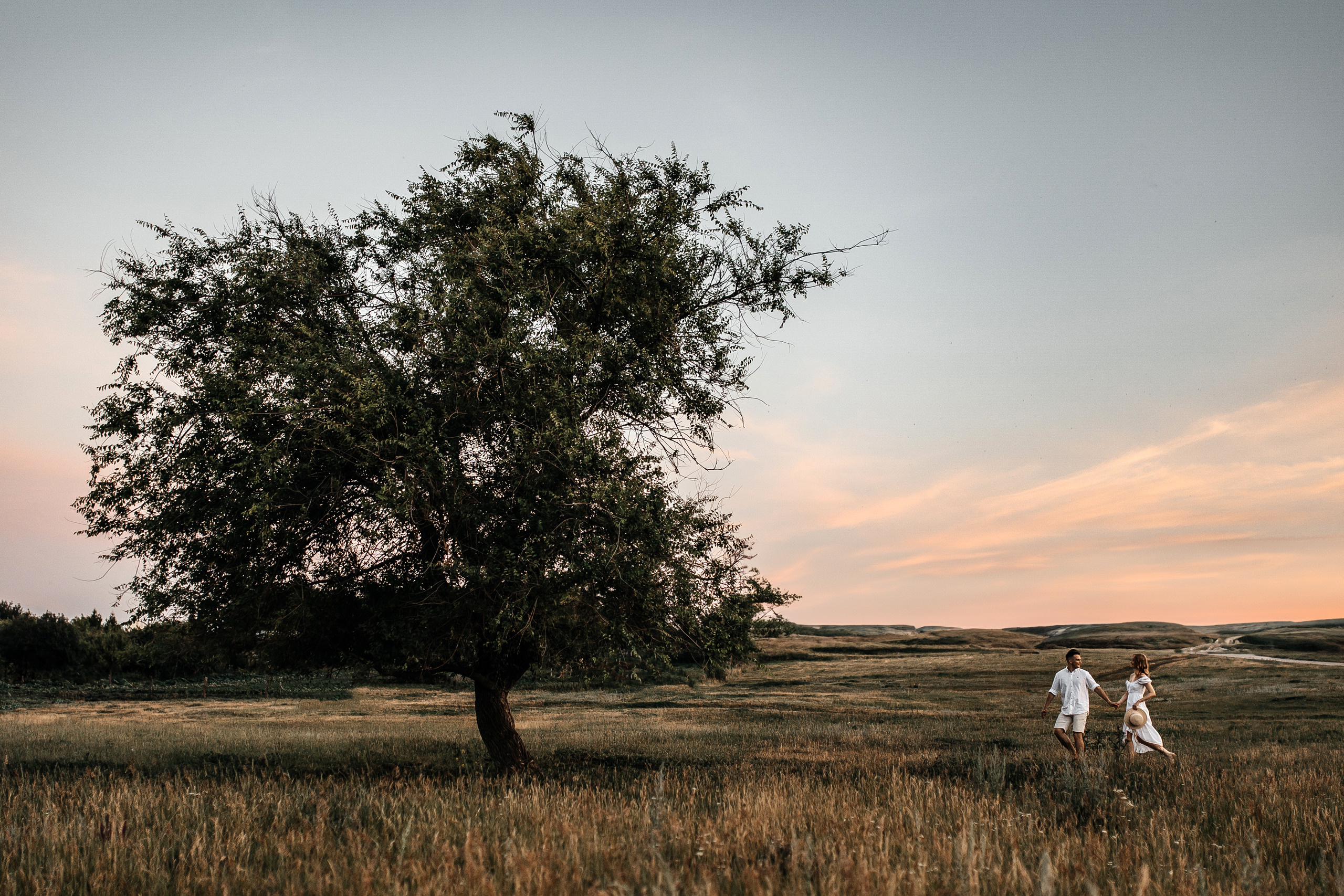 Здравствуйте! Я свадебный фотограф из Ульяновска, работаю в том числе по всей России и с выездом за границу. Снимаю свадьбы, lovestory, корпоративы, светский репортаж. Провожу обучение по фотографии, мастер-классы и воркшопы для других фотографов.