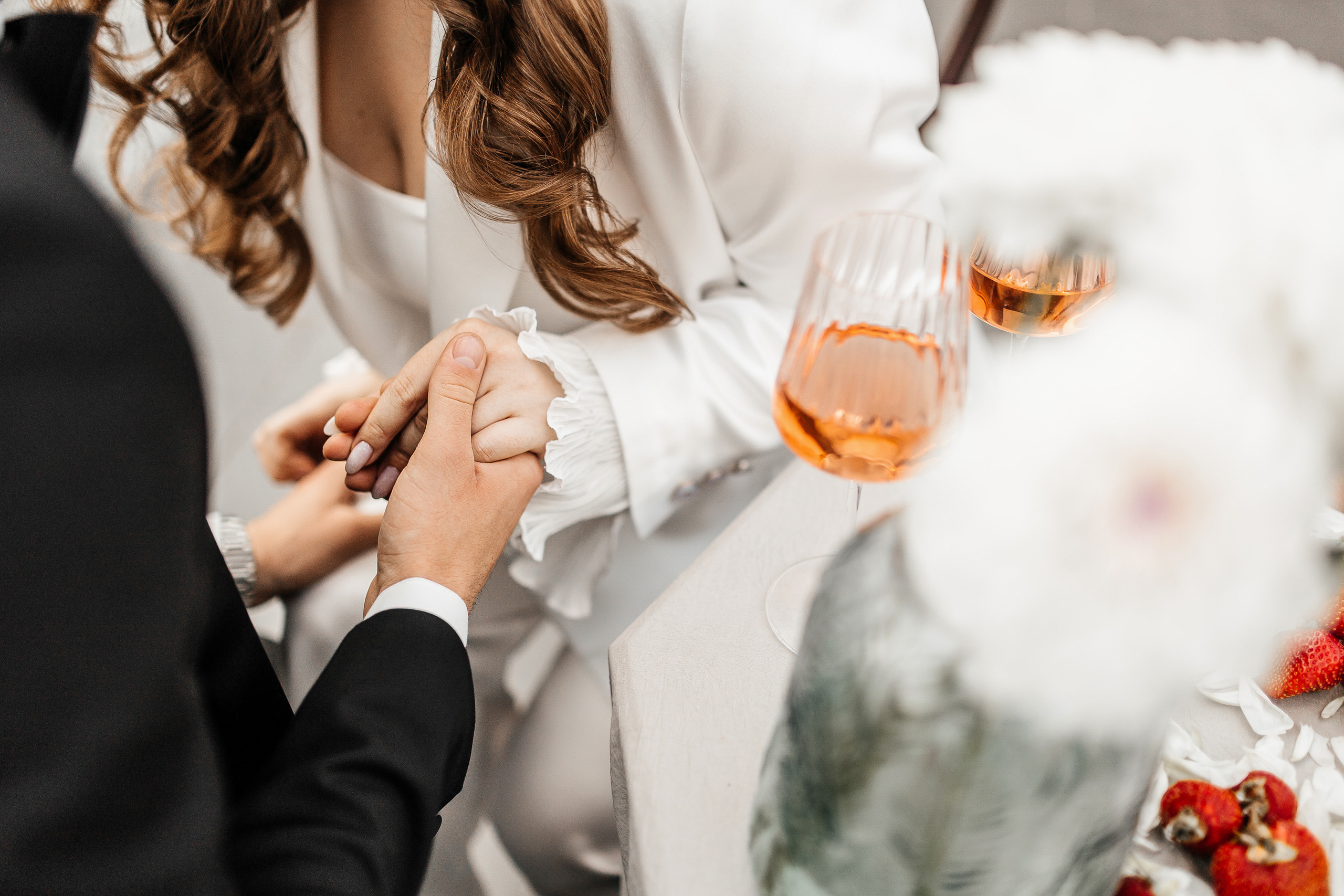 Здравствуйте! Я свадебный фотограф из Ульяновска, работаю в том числе по всей России и с выездом за границу. Снимаю свадьбы, lovestory, корпоративы, светский репортаж. Провожу обучение по фотографии, мастер-классы и воркшопы для других фотографов.