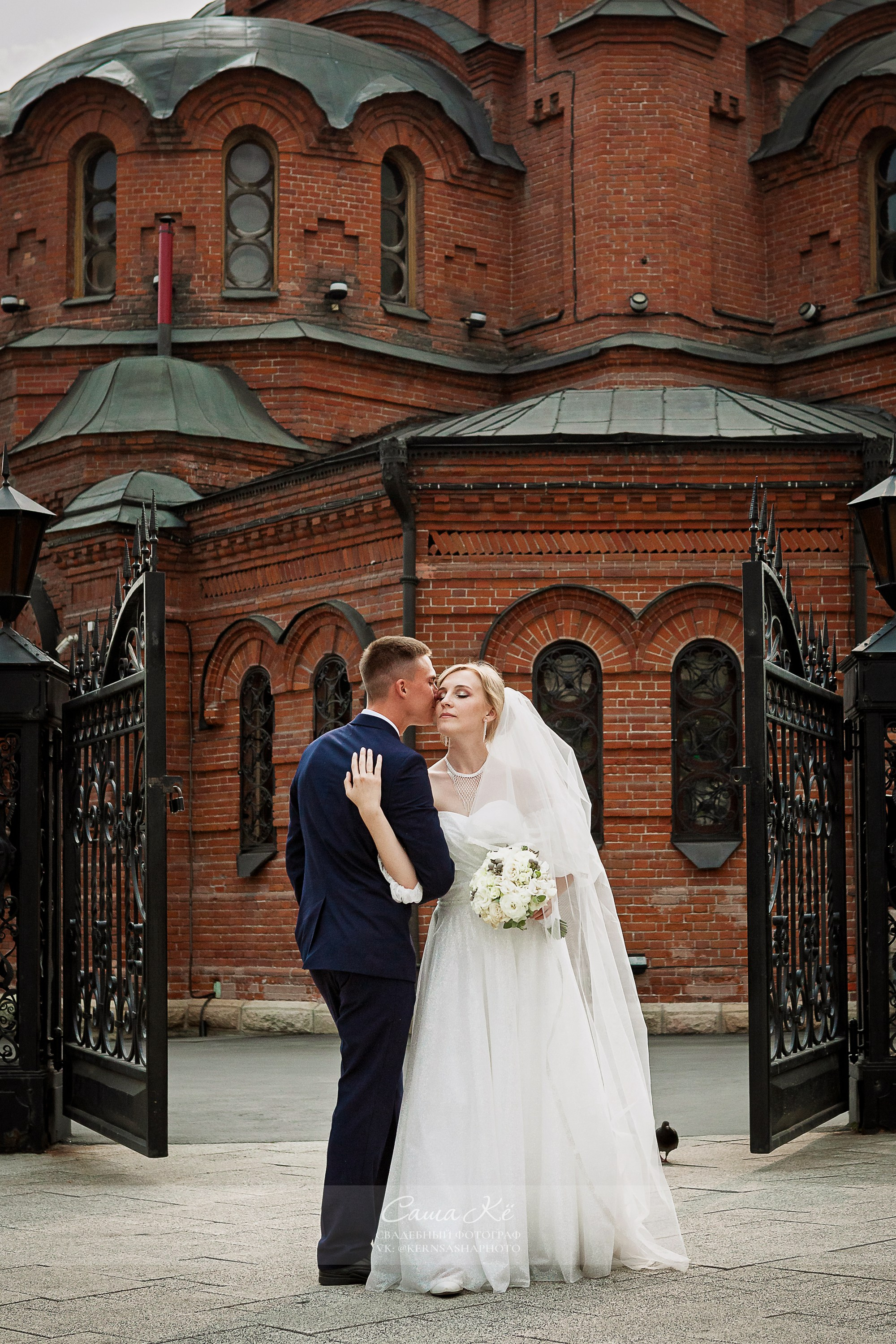 Волшебная фотосессия А&О около Оперного театра. Свадебный, семейный и event фотограф в Новосибирске и Новосибирской области Саша Кё