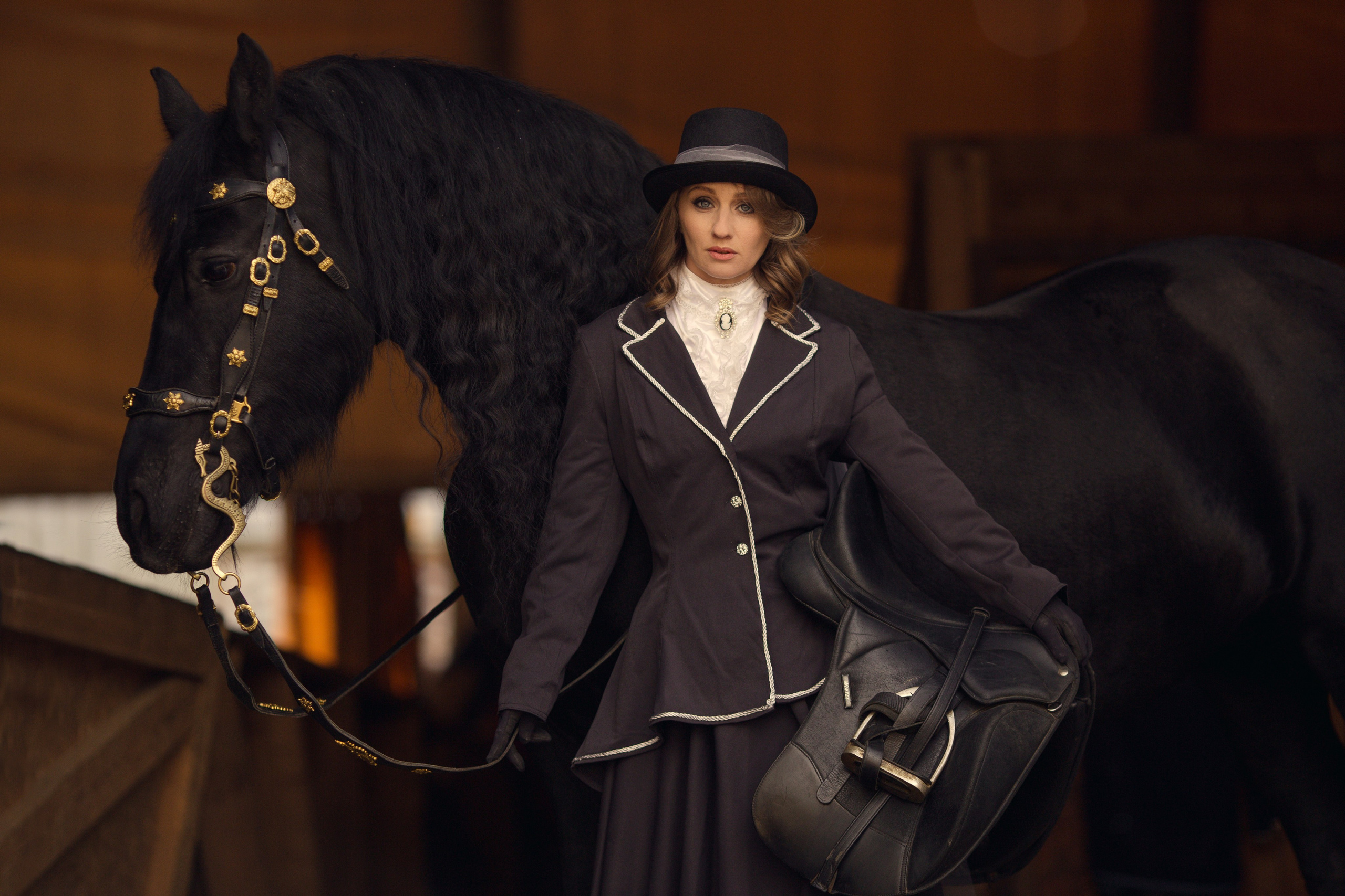 Фотосессия с черной лошадью