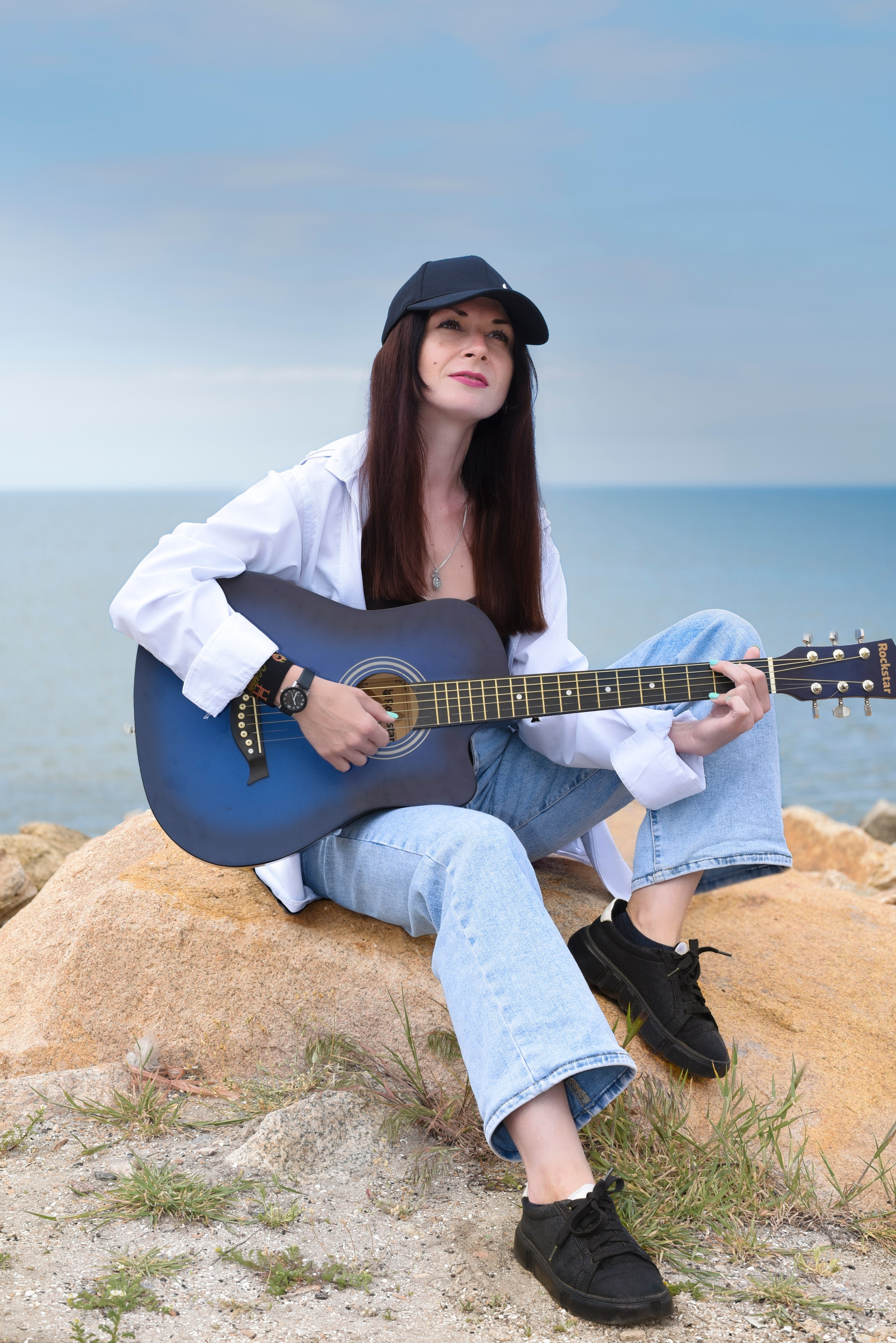 Девушка с гитарой. Главная