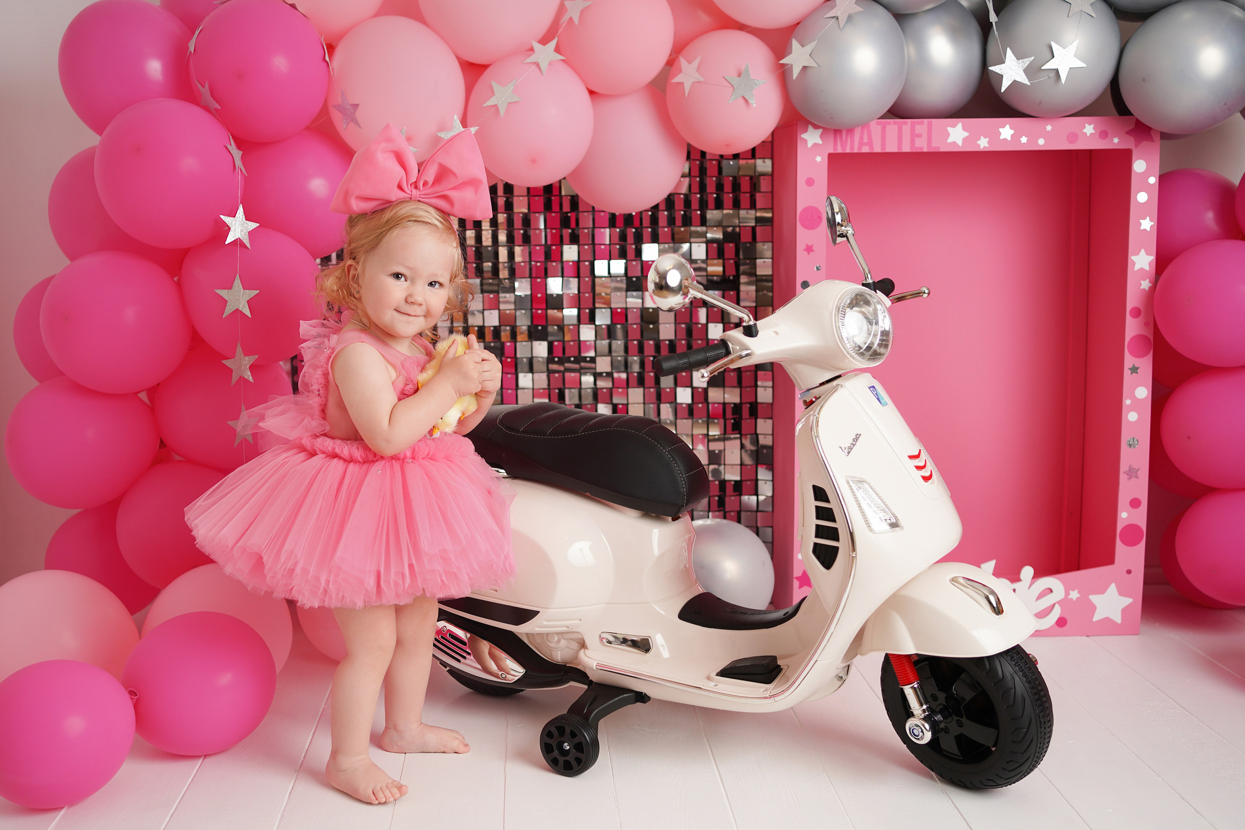 Для детской фотосессии фотограф предоставил  в аренду  платье Барби.