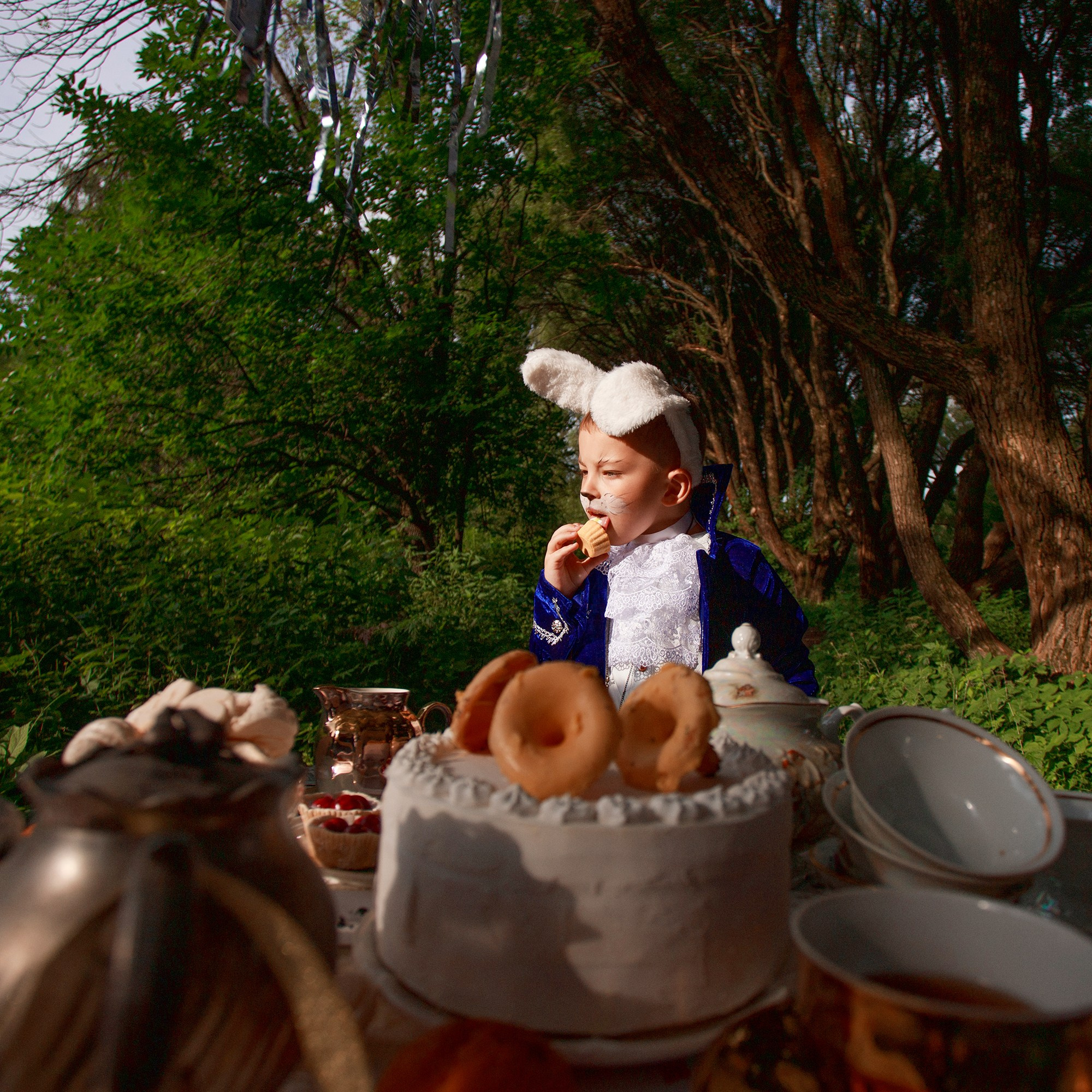 Семейная фотосессия «Безумное чаепитие». Необычные портретные фотосессии под ключ в Москве