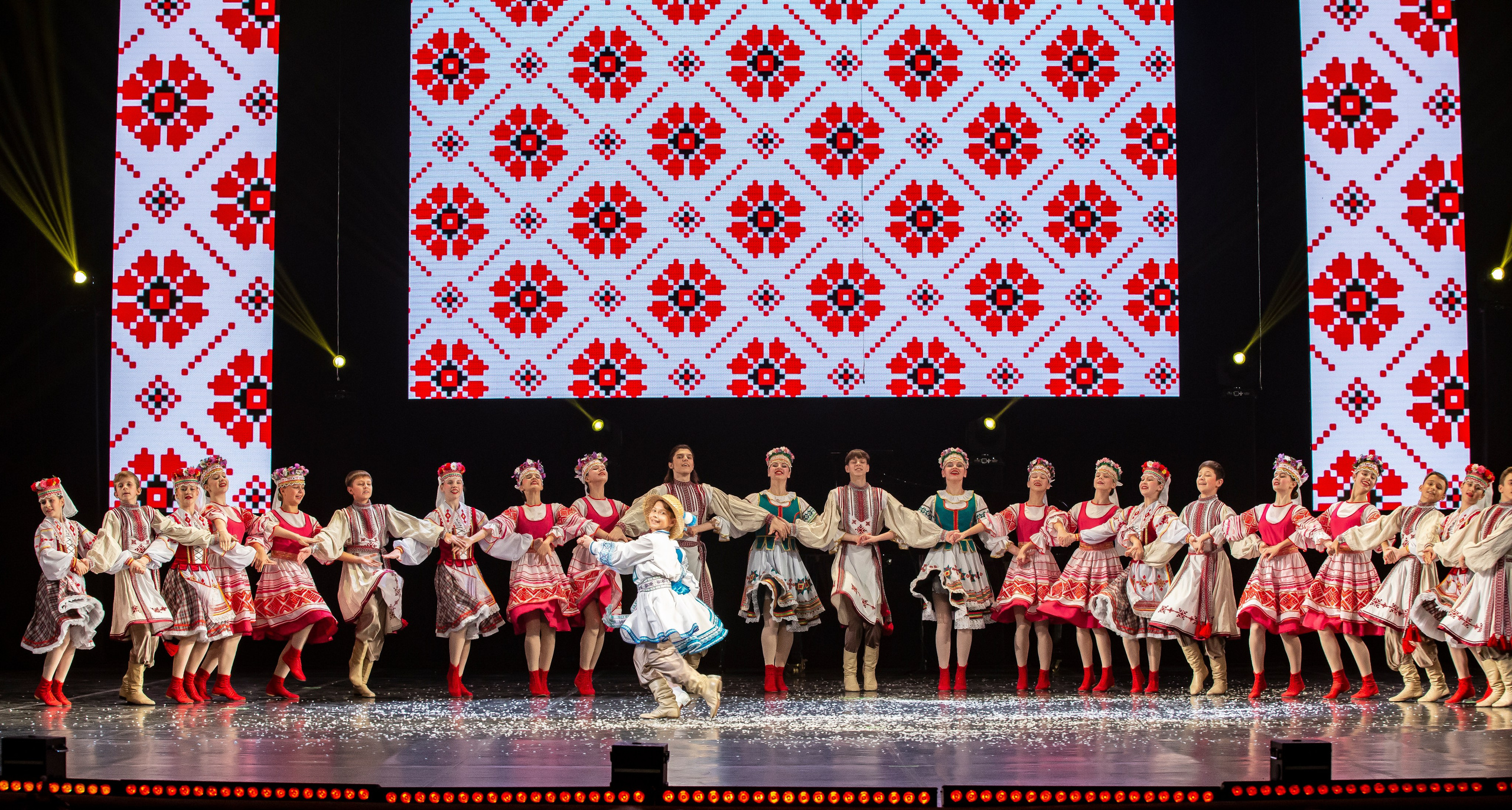 Закрытие года семьи в Сочи Зимний театр. Фотограф в Сочи Юрий Шептаев