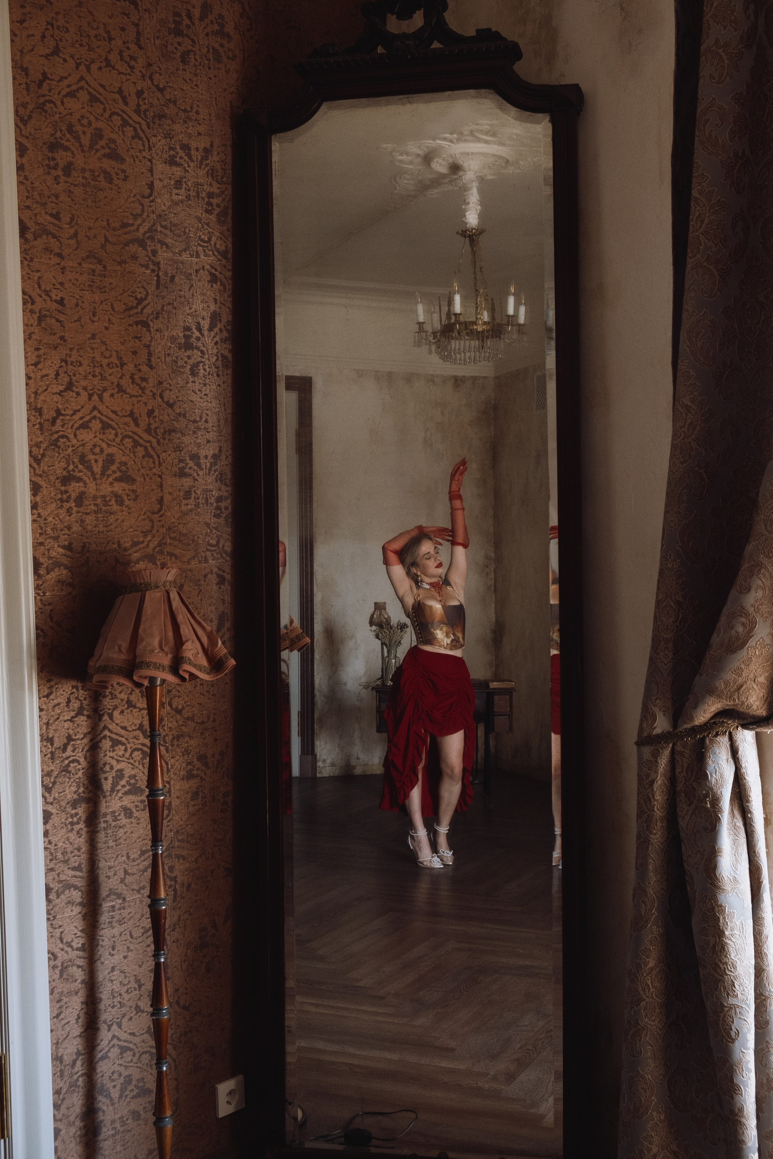 Студийная фотосессия с тёплым светом и барочным образом